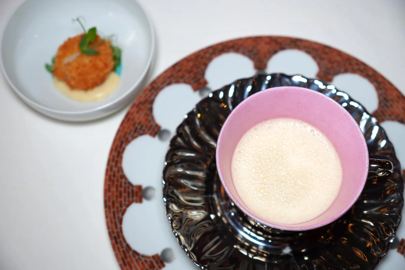 Celery - apple - vanilla - soup with crispy scallop on seaweed salad ถัดมาเป็นเมนูซุปเสิร์ฟมา 2 จานย่อย (18/20)