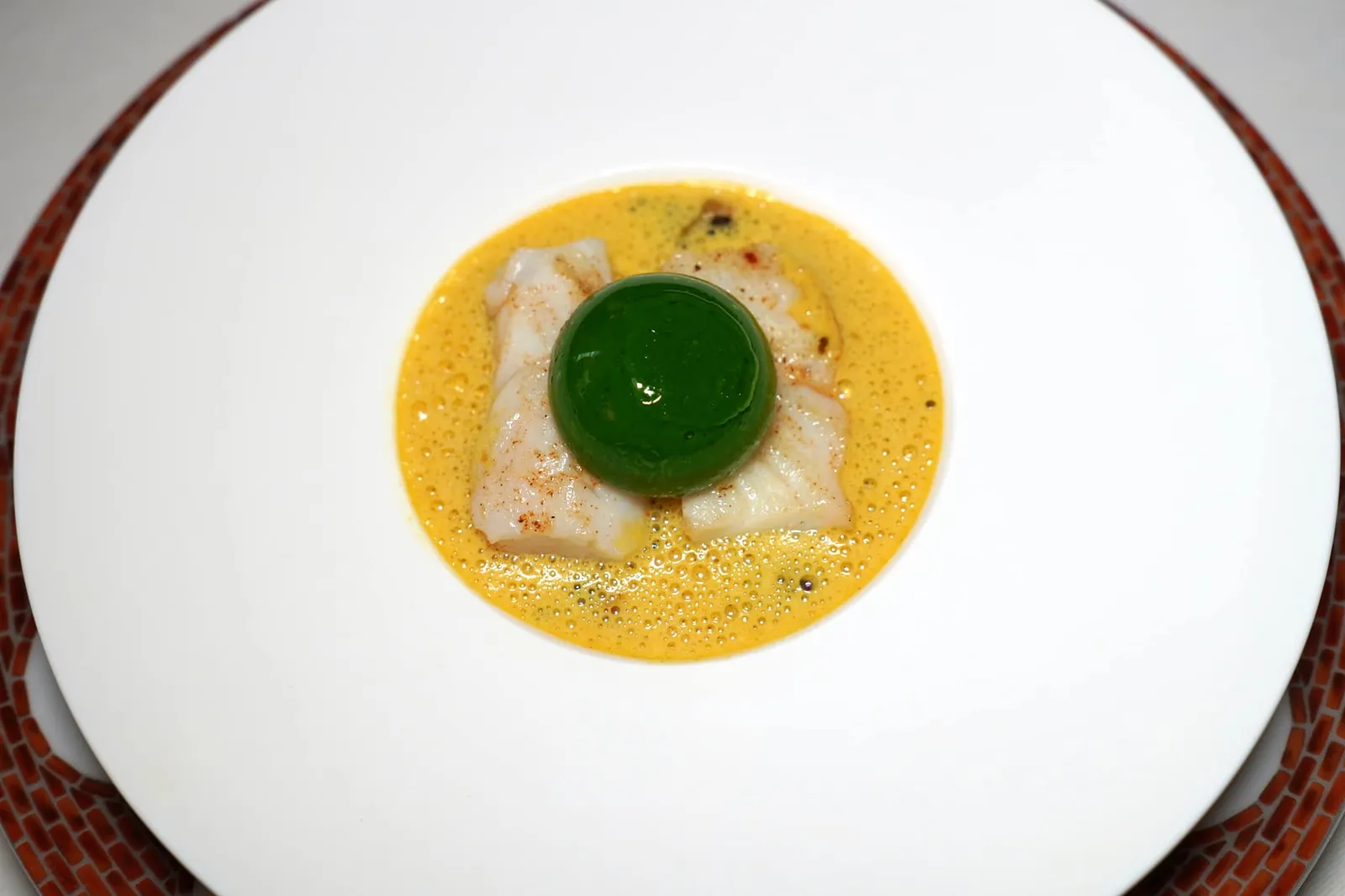 Skrei on spiced lentils with spinach - sphere and curry - emulsion Skrei หรือปลาค็อดจากประเทศนอร์เวย์เนื้อนุ่มแต่ยังคงมีความสู้ฟันอยู่เล็กน้อย ด้านล่างรองด้วยองค์ประกอบของถั่ว Lentils ท็อปด้านบนด้วย Sphere ทรงกลมที่ได้สีเขียวมาจากผักปวยเล้ง เชฟเลือกจับคู่กับซอส Emulsion ที่ได้สีเหลืองและอโรมาหอม ๆ ของเครื่องแกงออกมาได้อย่างพอเหมาะ (17/20)