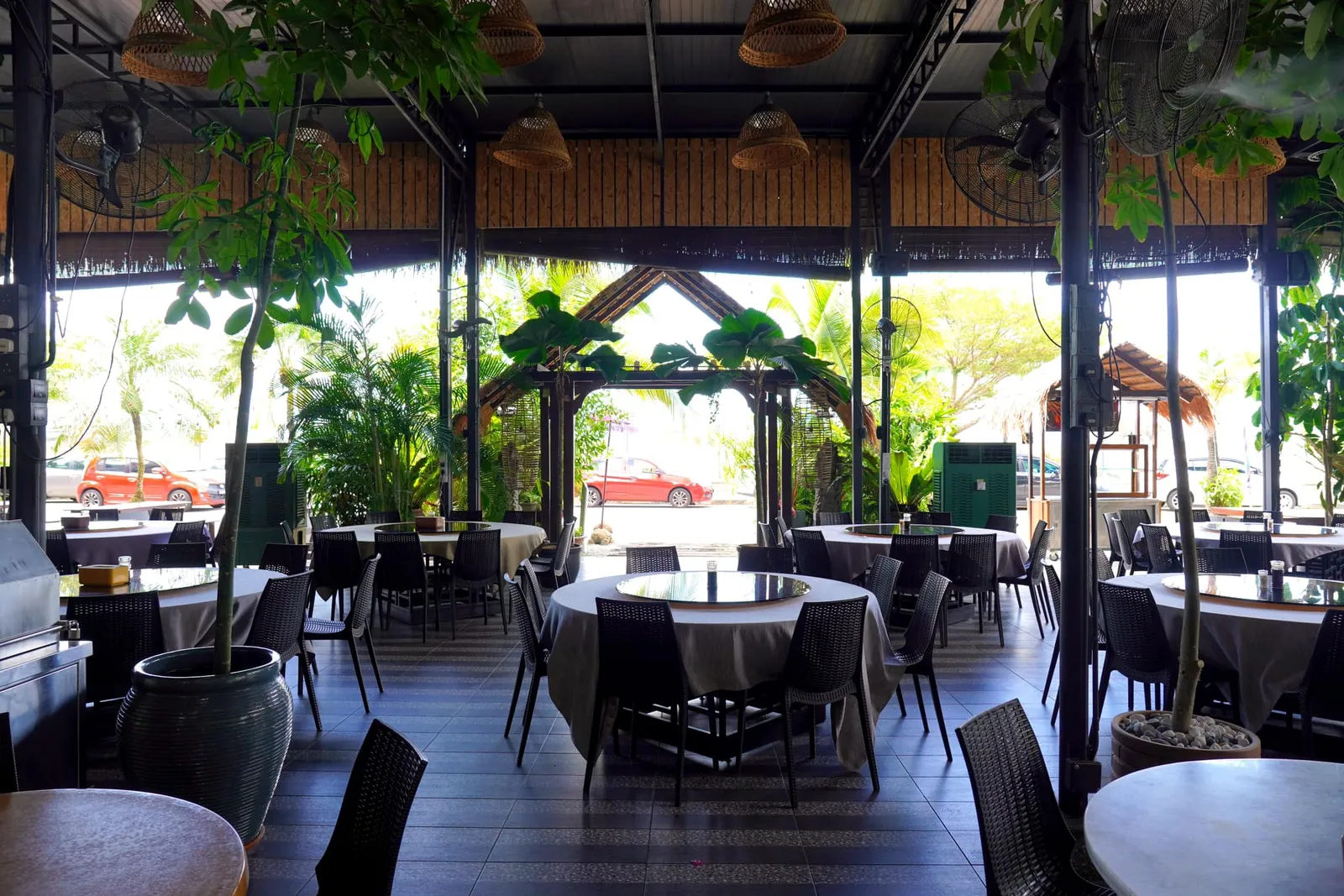 ราคาอาหารส่วนมากไม่สูงจนเกินไปยกเว้นปลาหรือกุ้งบางชนิดที่ทางร้านนำเข้ามาแบบเป็น ๆ