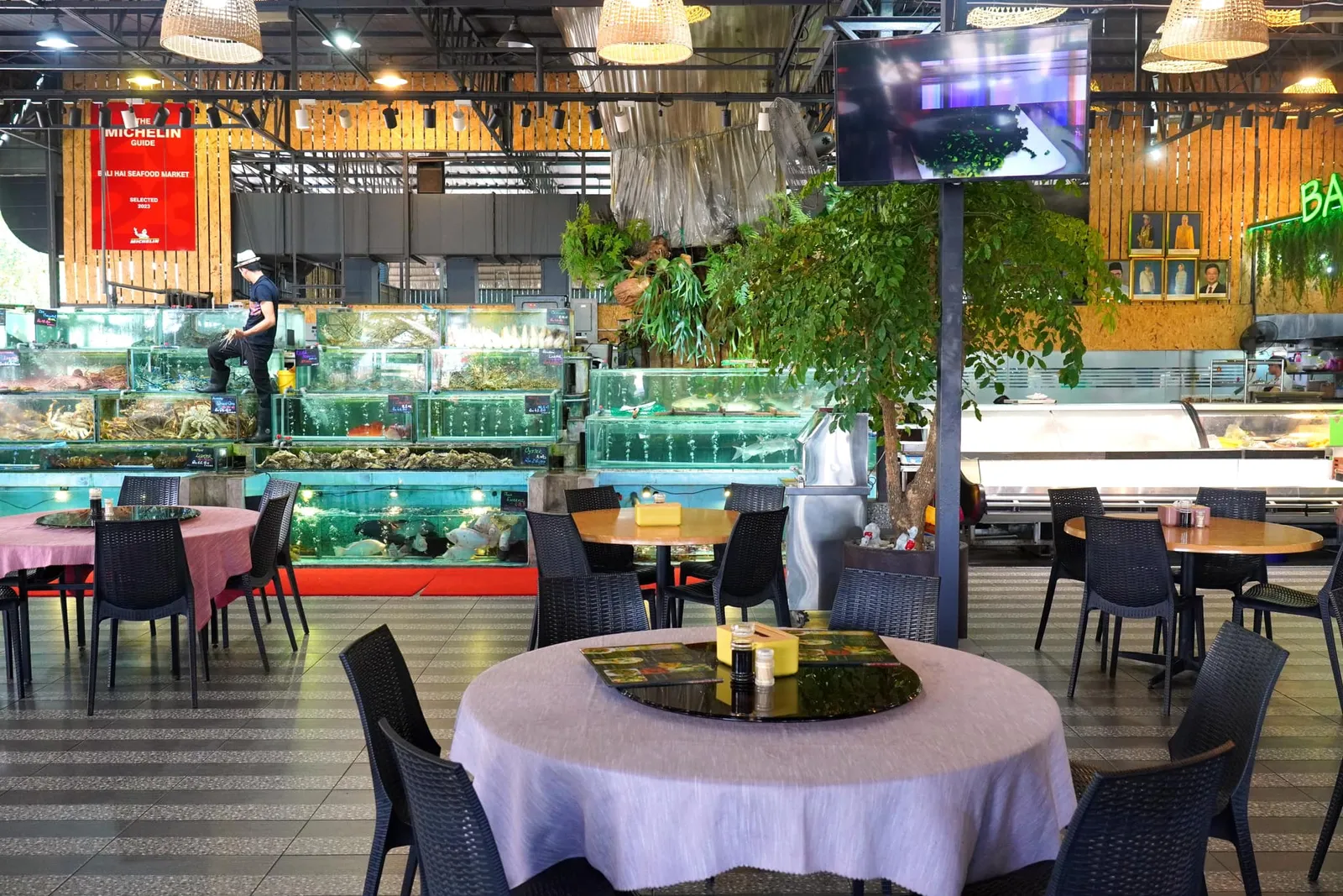 นอกจากนี้บรรยากาศของร้านยังเต็มไปด้วยเพดานสูงโปร่ง พนักงานให้บริการแบบเรียบง่ายและเป็นกันเองอีกด้วย