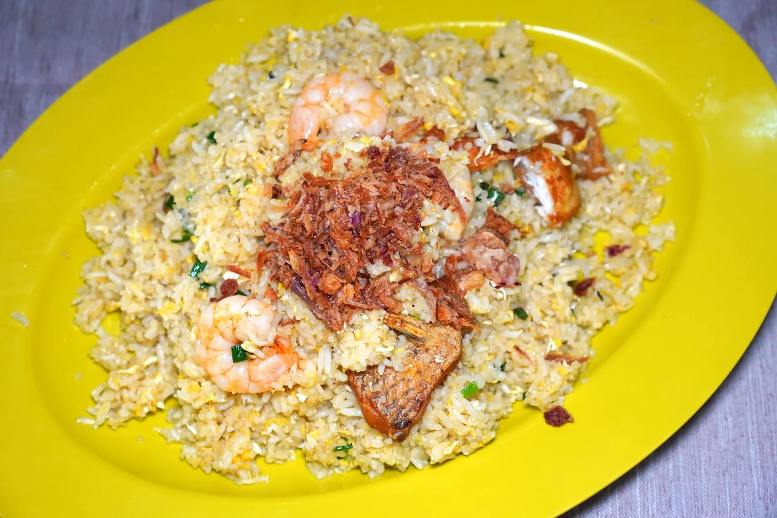 海鮮炒飯 (大) (36 RM) Seafood Fried Rice (Large) ปิดท้ายด้วยข้าวผัดไข่ที่มีอาหารทะเลทั้งปลาและกุ้งใส่มาด้วย ถึงแม้ข้าวจะไม่ร่วนมากนักแต่ก็มีกลิ่นหอมไข่ใช้ได้ (13/20)