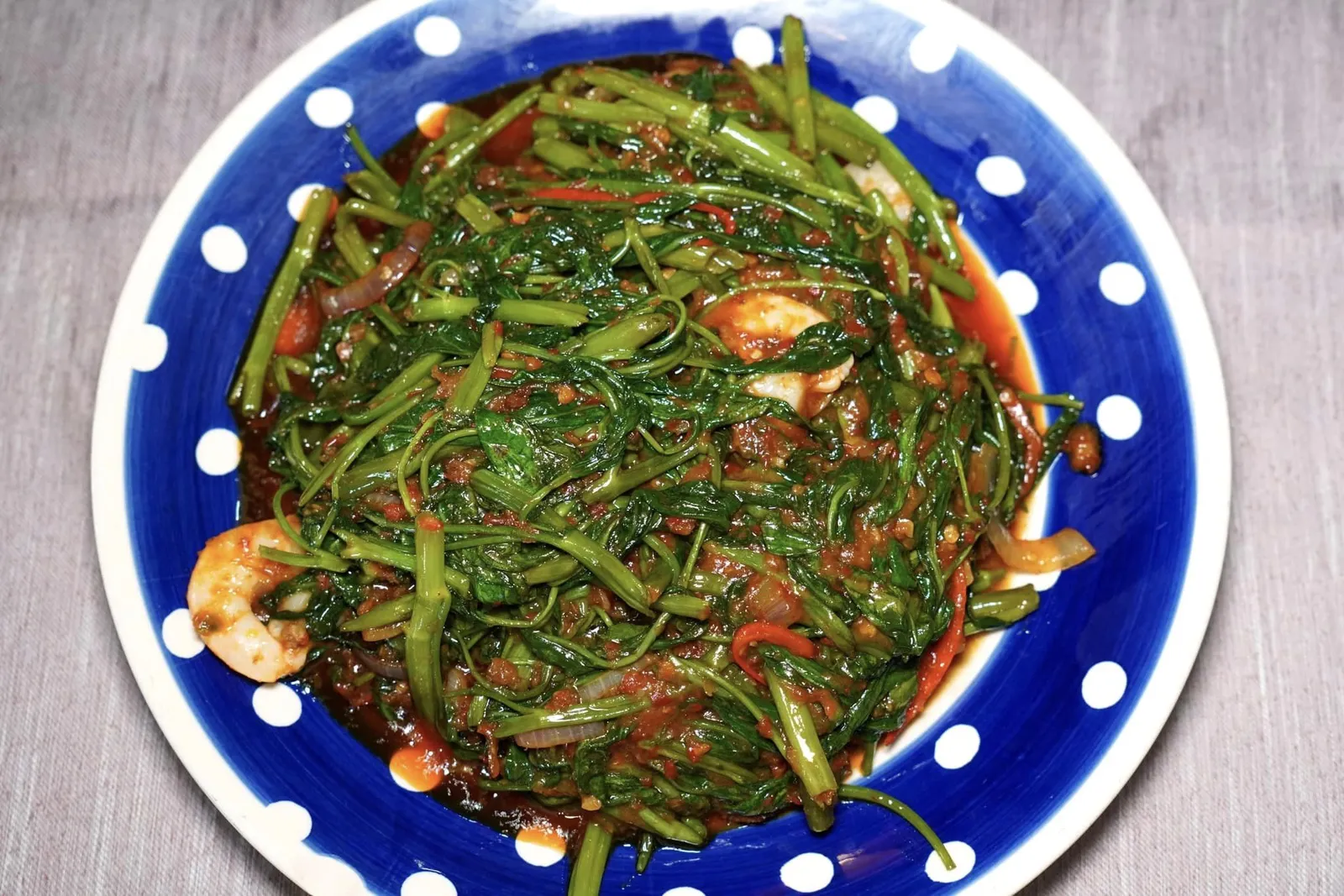 馬來風光 (36 RM) Kang Kong Belacan Kang Kong Belacan เป็นอาหารมาเลเซียที่มีความคล้ายคลึงกันกับผัดผักบุ้งบ้านเราแต่เพิ่มเติมโดยการใส่กะปิสไตล์ท้องถิ่นและกุ้งลงไปด้วย ทางร้านเตรียมผักบุ้งมาได้กรอบมาก ๆ ไม่มีกลิ่นเขียวหรือกลิ่นฉุน นอกจากนี้กะปิยังมีรสชาตินัว ๆ เข้มข้น และอุมามิจนกลายมาเป็นจานเด่นประจำค่ำคืนนี้ได้อย่างง่ายดาย (15/20)