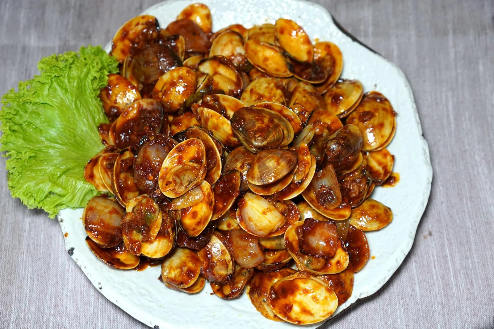 金香甲巴 (大) (48 RM) Kam Heong Spicy Clam (Large) หอยลายท้องถิ่นที่ล้างมาอย่างดีก่อนจะนำไปผัดกับซอสหอยนางรม ผงพริกแกงสไตล์มาเลเซีย และใบเคอร์รี่หรือใบหอมแขก จนหอมกรุ่น เนื้อหอยนุ่มหนึบ สุกกำลังดี อร่อยจนแทบหยุดกินไม่ได้ (14/20)