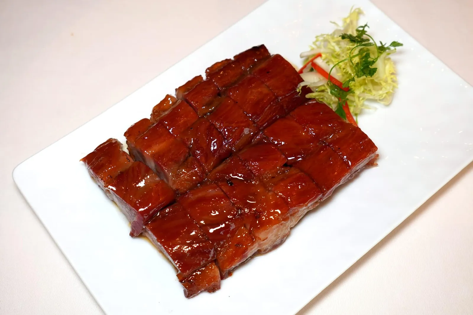 蜜汁燒叉燒 (400 HKD+) Barbecued Pork with Honey Sauce เมนูบาร์บีคิวเริ่มต้นด้วยหมูแดงย่างมาอย่างดีสังเกตได้จากเนื้อที่ยังคงความนุ่มฉ่ำราดด้วยน้ำผึ้งรสชาติหวานกลมกล่อม โดยรวมจัดว่าอร่อยกว่ามาตรฐานแม้จะเทียบกับห้องอาหารระดับสูงด้วยกัน (16/20)