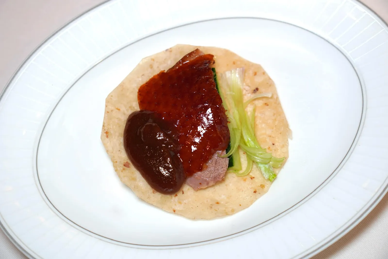 北京片皮烤鴨二食 (每日限量供應, 建議6小時前預訂) (1,280 HKD+) Roast Peking Duck with Two Courses (Limited order per day, 6 hours advance noticed recommended) นำทุกองค์ประกอบวางลงไปเป็นอันพร้อมชิม (18/20)