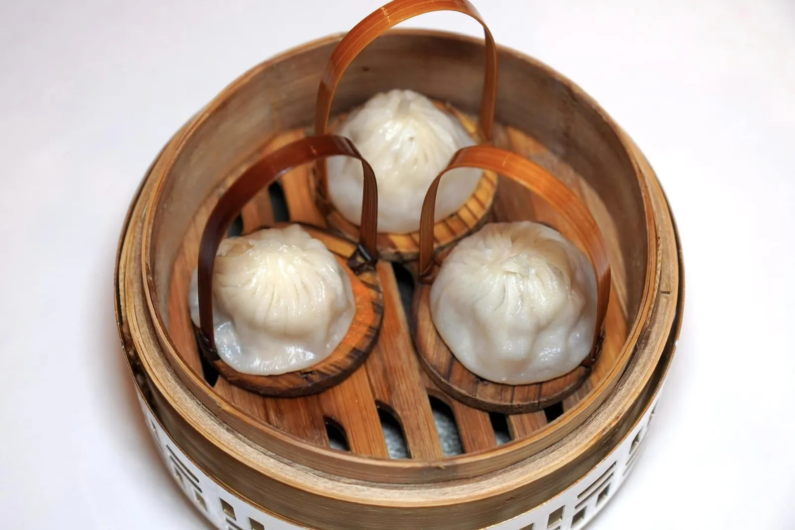 瑤柱小籠包 (80 HKD+) Steamed Shanghainese Pork Dumplings with Conpoy เสี่ยวหลงเป่าสไตล์เซี่ยงไฮ้เสิร์ฟมาร้อน ๆ ด้านนอกเป็นแป้งผิวบางในขณะที่ด้านในเป็นเนื้อหมูนุ่ม ๆ มาพร้อมกับน้ำซุปรสชาติกลมกล่อม (15/20)