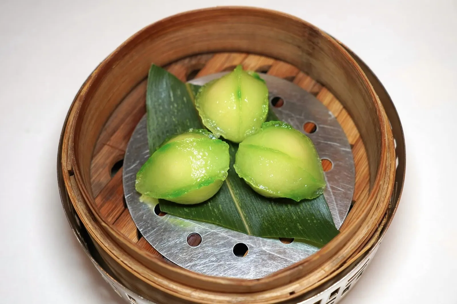 綠豆蓉水晶桃 (108 HKD+/Four Pieces) Steamed Green Bean Paste Dumplings เมนูของหวานอย่างแรกคือเกี๊ยวสีเชียวนุ่มหนึบ ด้านในสอดไส้ถั่วเหลืองที่บดมาจนละเอียด (15/20)
