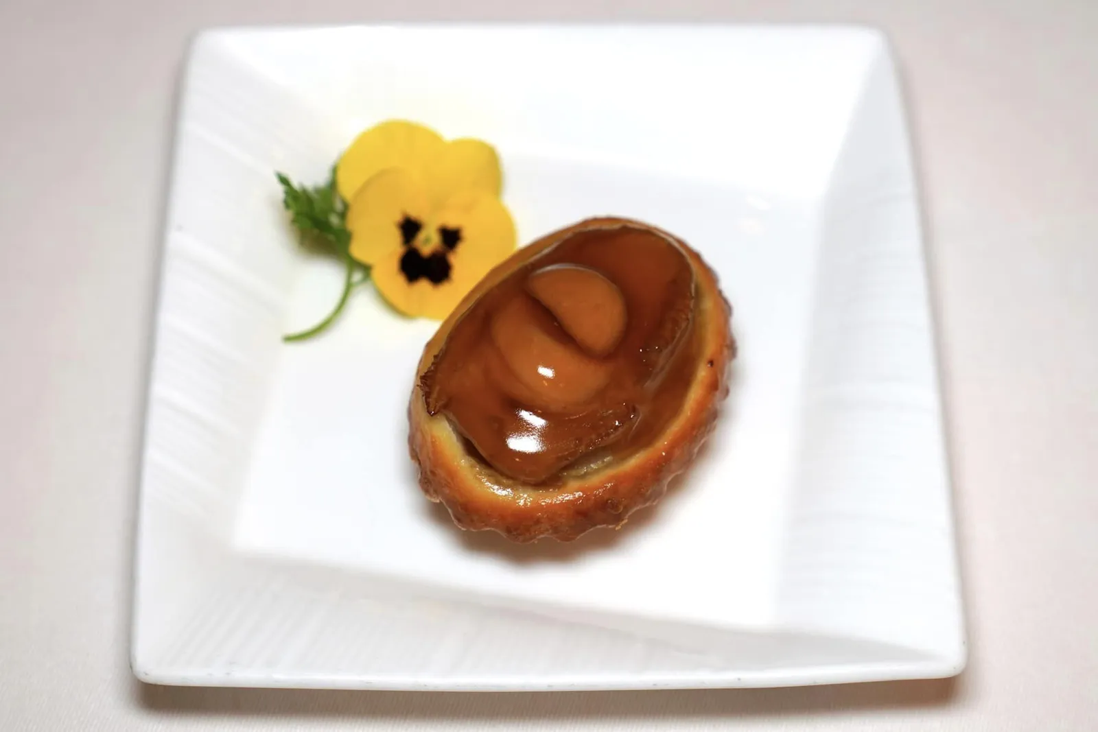 原隻鮑魚雞粒酥 (90 HKD+/Per Piece) Baked Whole Abalone Puff with Diced Chicken สุดยอดเมนู Dim Sum ที่สร้างชื่อเสียงเป็นอย่างมากให้กับห้องอาหาร Lung King Heen คือพัฟเป่าฮื้อ แป้งพัฟมีความบางและความกรอบที่พอเหมาะพอดี ด้านในเป็นเนื้อไก่สับที่ปรุงรสจนมีกลิ่นหอม ด้านบนท็อปด้วยเป่าฮื้อขนาดพอดีคำให้เนื้อสัมผัสที่นุ่มหนึบและรสชาติอุมามิกลมกล่อม (18/20)