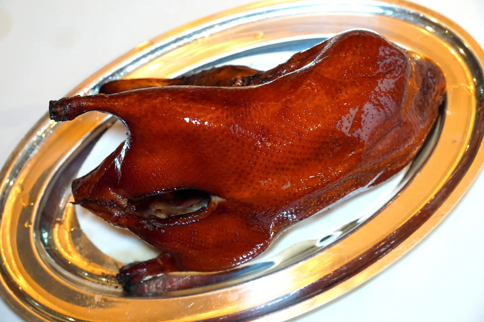 北京片皮烤鴨二食 (每日限量供應, 建議6小時前預訂) (1,280 HKD+) Roast Peking Duck with Two Courses (Limited order per day, 6 hours advance noticed recommended) สำหรับใครที่มากันเป็นกลุ่มเราขอแนะนำอย่างมากให้สั่งเป็ดปักกิ่งมาลองชิมกัน เชฟนำเป็ดที่คัดไซซ์มาอย่างดีไปย่างด้วยความร้อนสูงจนหนังให้สีแดงเงาสวยงาม มีระดับความกรอบที่ไร้ที่ติ (18/20)