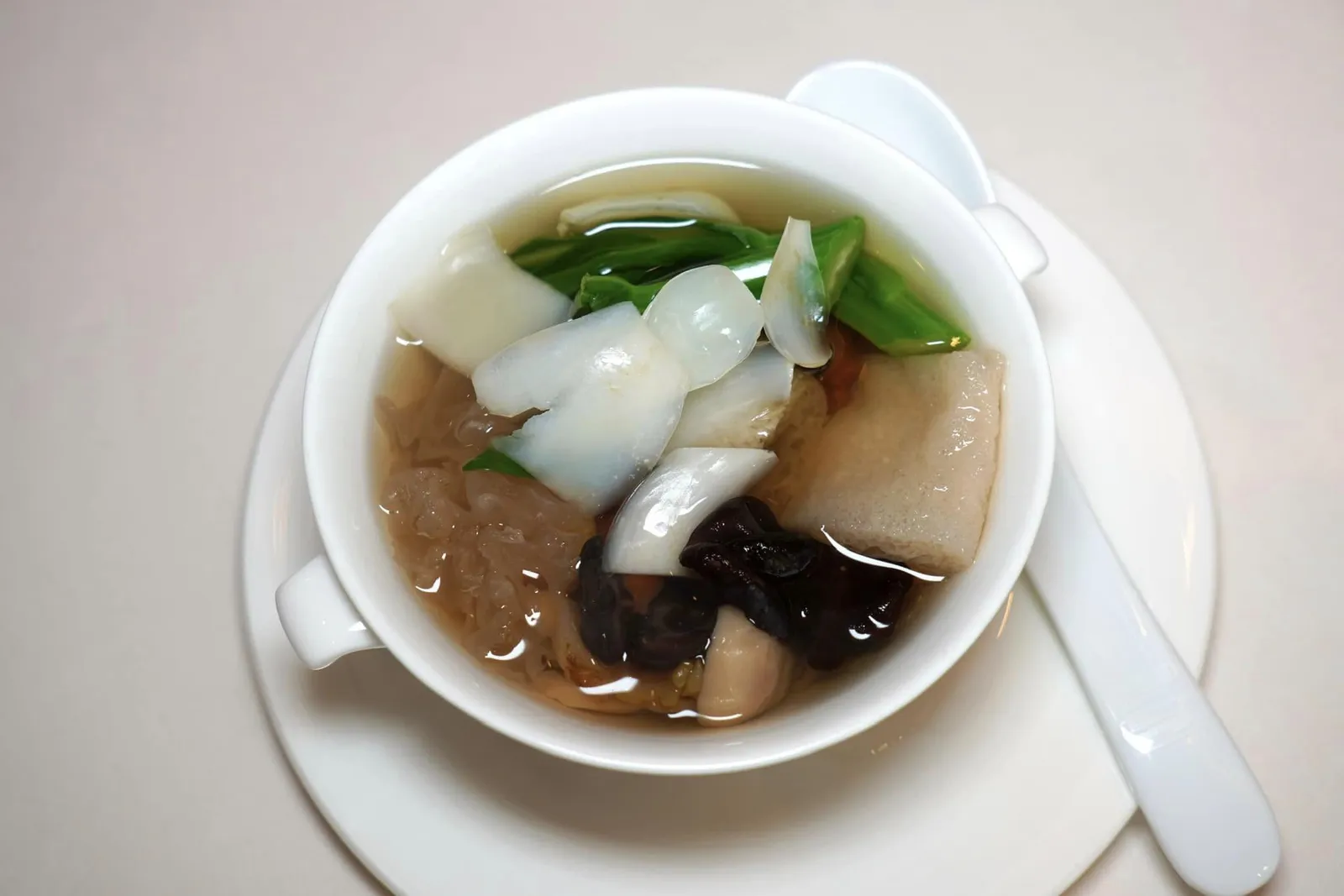 竹笙上素湯 (270 HKD+) Double-boiled Vegetable Soup with Bamboo Piths เมนูซุปมังสวิรัติในที่นี้คือซุปเยื่อไผ่ เชฟเสิร์ฟมาเป็นซุปผักรสชาติกลมกล่อมจับคู่กับเยื่อไผ่ชั้นดีสังเกตได้จากความนุ่มที่แตกต่างจากที่พบเจอในห้องอาหารทั่วไป ส่วนผักอื่น ๆ ก็ให้มิติทางเนื้อสัมผัสที่อร่อยไม่แพ้กัน (16/20)