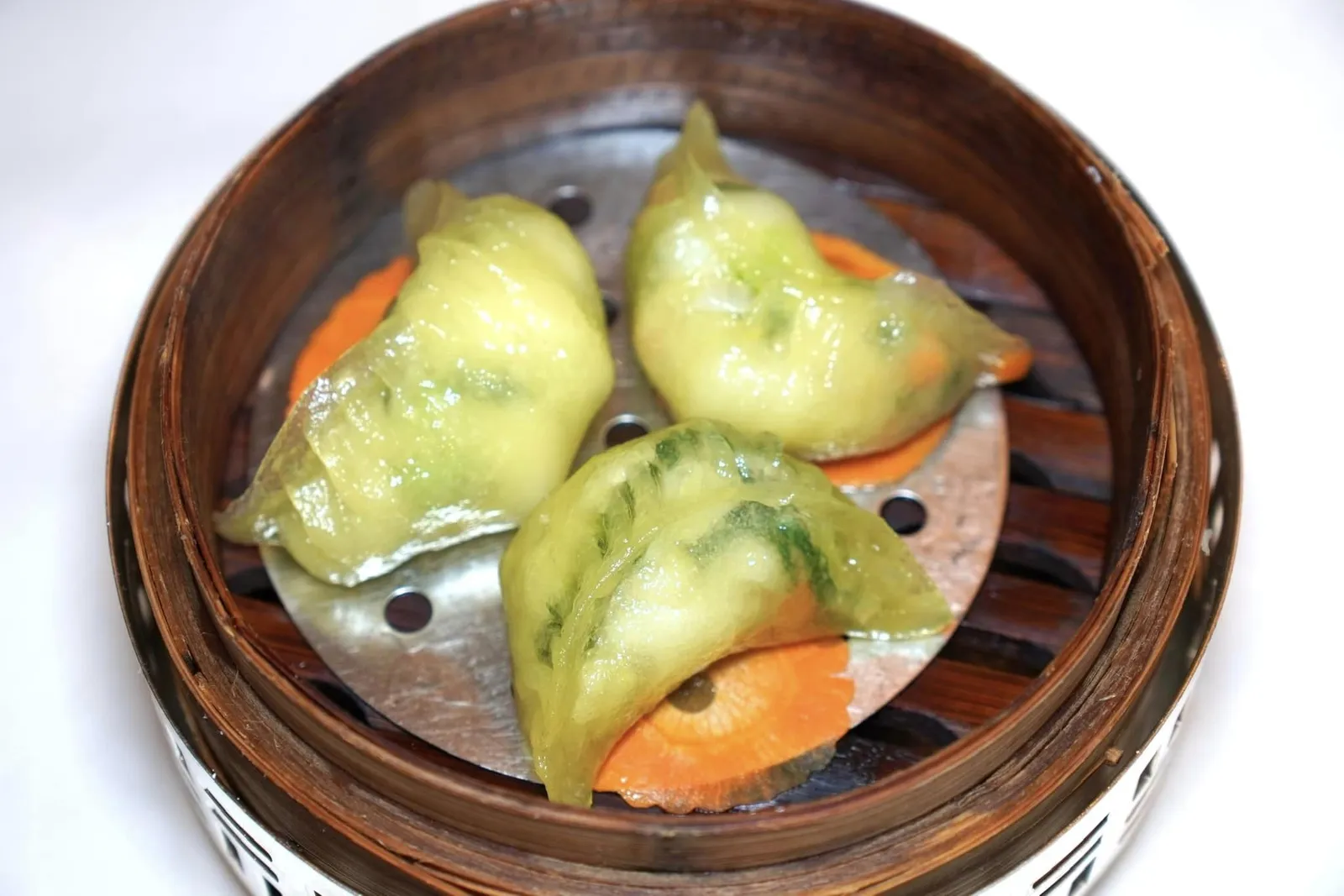 百合檸香鱸魚餃 (80 HKD+) Steamed Seabass Dumplings with Lilly Bulbs and Lemon เกี๊ยวปลากระพงสีเขียวปรุงรสชาติด้วยความเปรี้ยวจากมะนาวเข้ากันได้ดี ทั้งยังมีเนื้อสัมผัสที่กรอบของแป๊ะฮะอีกด้วย (16/20)