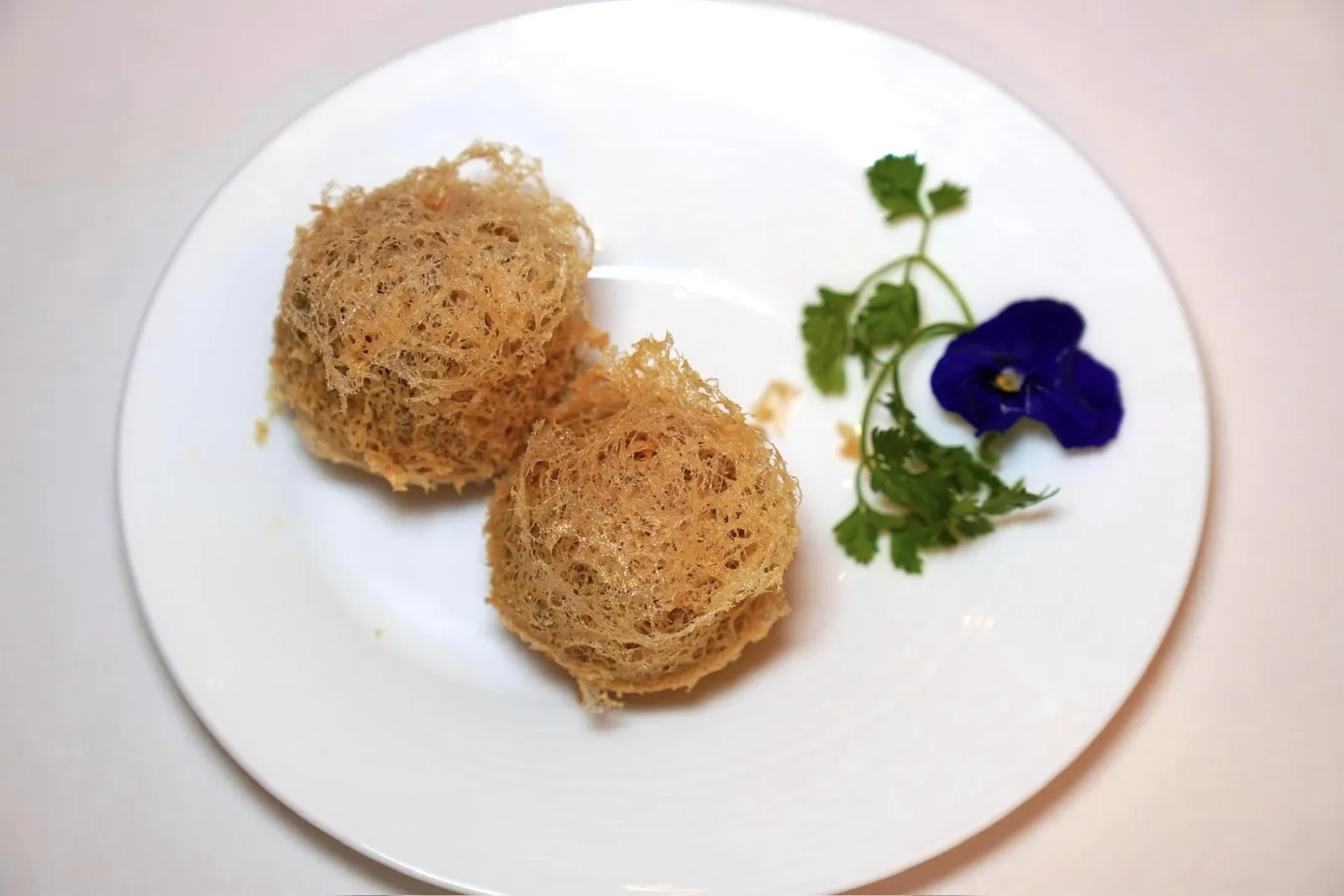 魚肚燒鵝炸芋球 (80 HKD+) Crispy Taro Dumplings with Fish Maw and Roast Goose เมนูเผือกทอดเตรียมออกมาได้กรอบ ฟู ไม่อมน้ำมันแม้แต่น้อย ด้านในสอดไส้เนื้อห่านย่างให้เนื้อสัมผัสที่ร้องเคี้ยวตัดกันกับความละมุนของกระเพาะปลาชั้นดีได้อย่างลงตัว (17/20)