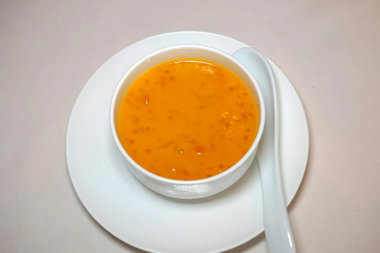 香芒楊枝甘露 (108 HKD+/Per Person) Chilled Mango and Sago Cream with Pomelo ของหวานคลาสสิคประจำห้องอาหารจีนกวางตุ้งในที่นี้คือสาคูมะม่วงที่คัดเฉพาะมะม่วงสุกและส้มโอคุณภาพดีรสชาติหวานอร่อยเสิร์ฟมากับสาคูนุ่มหนึบเย็นชื่นใจ (15/20)