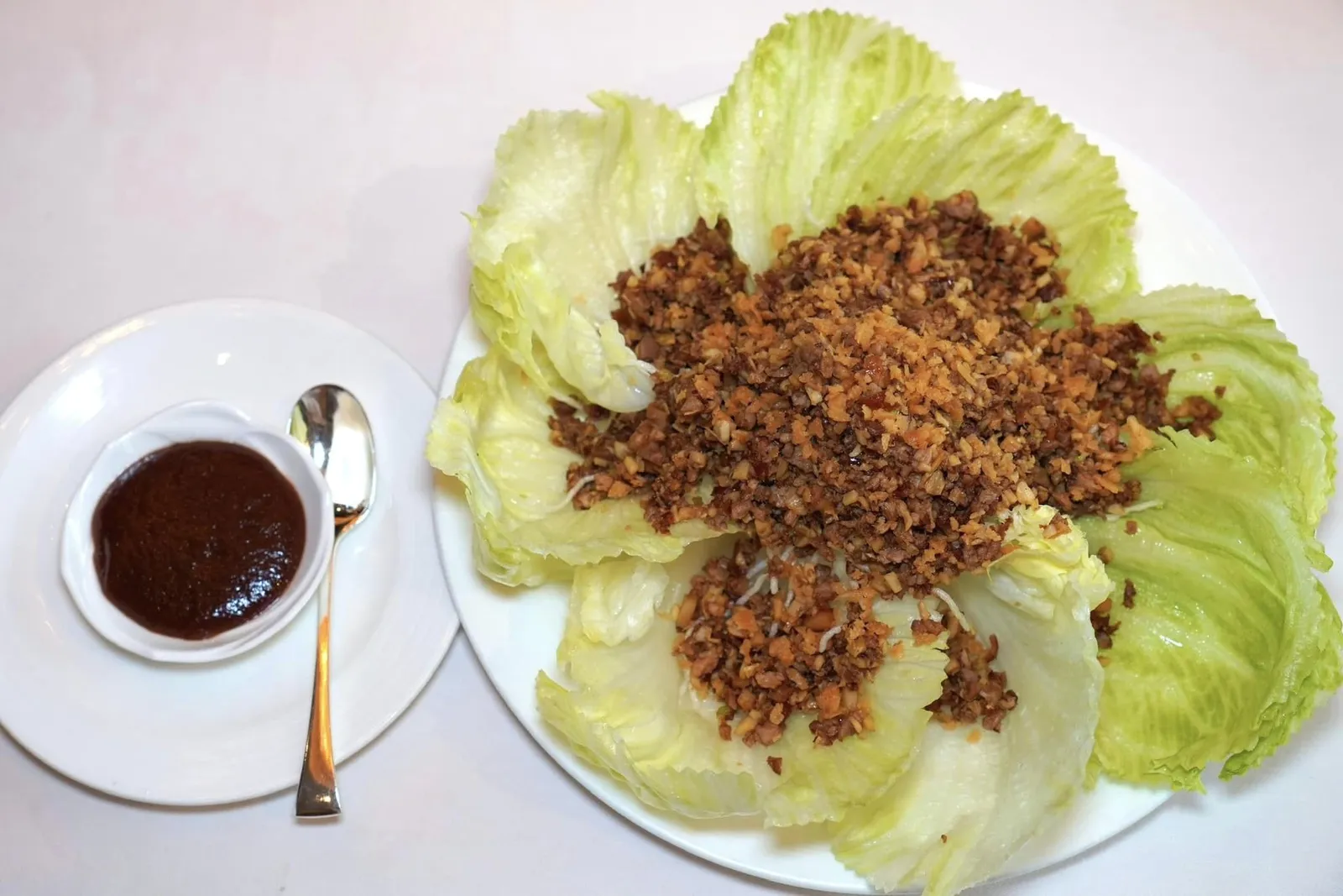 北京片皮烤鴨二食 (每日限量供應, 建議6小時前預訂) (1,280 HKD+) Roast Peking Duck with Two Courses (Limited order per day, 6 hours advance noticed recommended) นอกจากนี้ในคอร์สที่สองเราเลือกนำไปทำเป็นเมี่ยงเป็ด เนื้อเป็ดถูกนำไปสับและผัดมาอย่างดี วิธีรับประทานให้นำเนื้อเป็ดวางลงบนผักกาดแล้วแล้วเติมซอยฮอยซินลงไปเป็นอันพร้อมชิม (18/20)