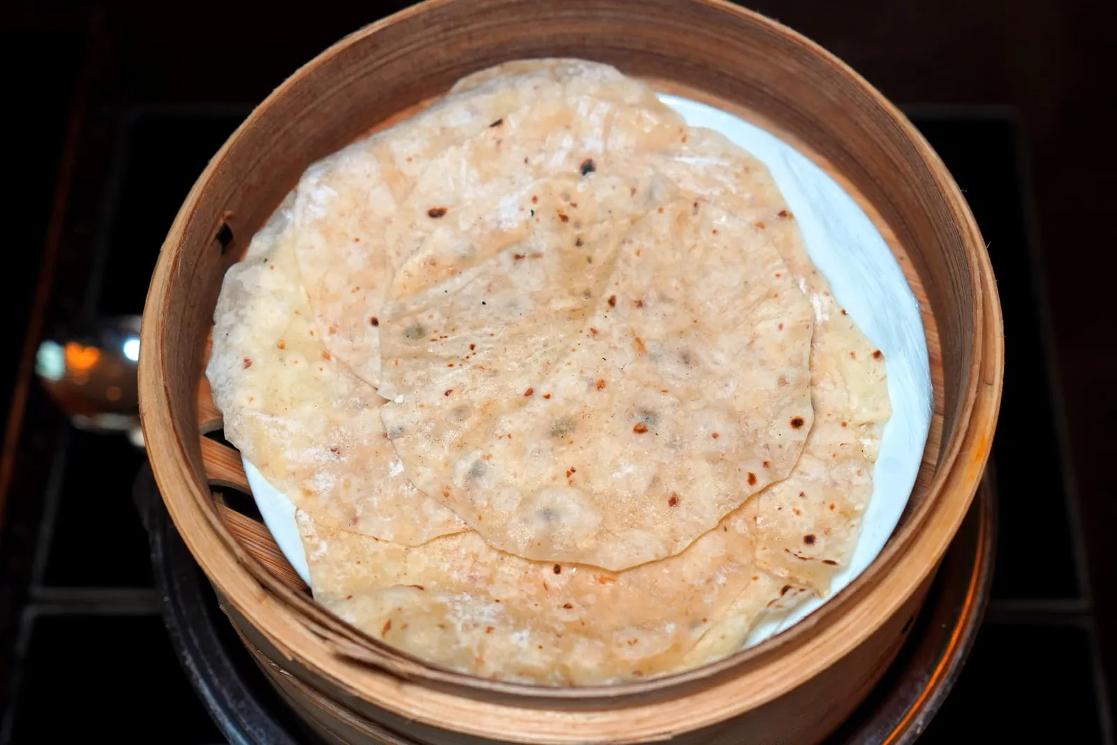 北京片皮烤鴨二食 (每日限量供應, 建議6小時前預訂) (1,280 HKD+) Roast Peking Duck with Two Courses (Limited order per day, 6 hours advance noticed recommended) ในส่วนของแผ่นแป้งนั้นมีเนื้อเป็ดแทรกอยู่ในเนื้อแป้งด้วยให้เนื้อสัมผัสที่แตกต่างจากร้านอาหารทั่วไป (18/20)