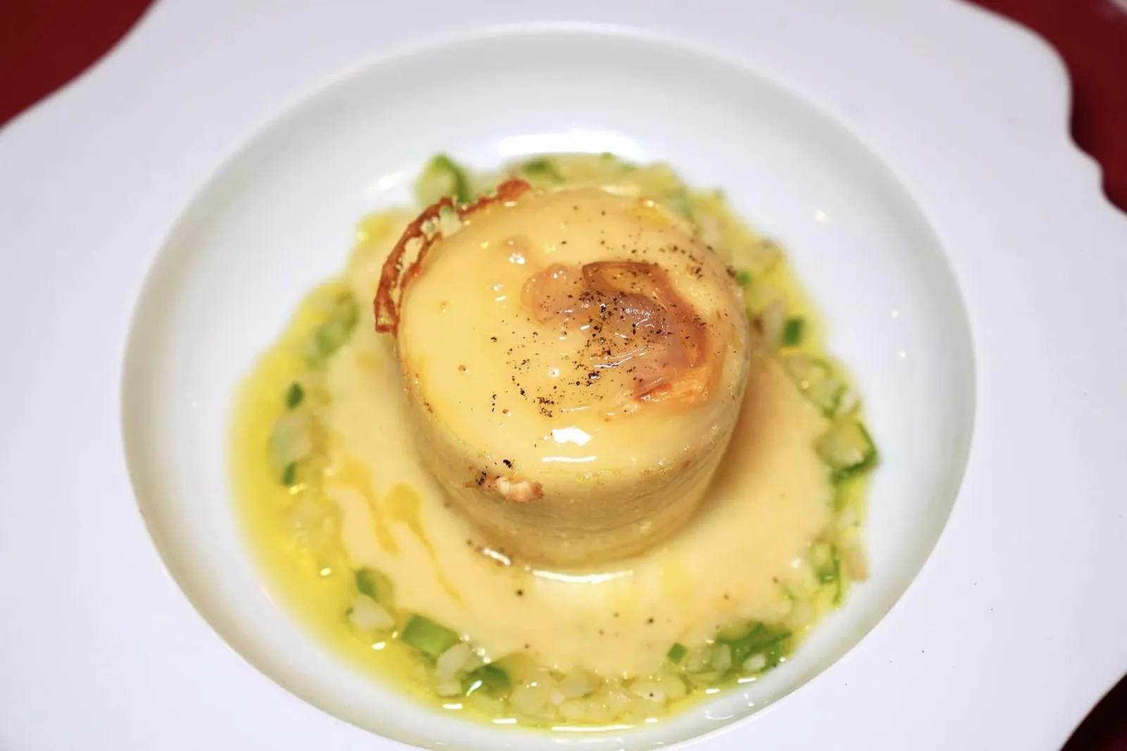 COULANT OF WHITE ASPARAGUS FROM NAVARRA WITH CARBONARA AND EGG YOLK Coulant หรือเค้กอุ่น ๆ เตรียมมาจากหน่อไม้ฝรั่งขาวซึ่งเป็นวัตถุดิบสำคัญขึ้นชื่อของแคว้น Navarra ตัวเค้กมีความนุ่มละมุนลิ้น รอบ ๆ คือหน่อไม้ฝรั่งและซอสหน่อไม้ฝรั่งขาวราดด้วยน้ำมันมะกอกนั่นเอง (15/20)