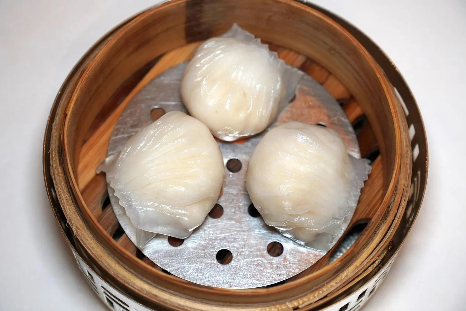 筍尖鮮蝦餃 (80 HKD+) Steamed Shrimp Dumplings with Bamboo Shoots ฮะเก๋าห่อด้วยแป้งที่ไม่หนาหรือบางจนเกินไป ทั้งยังพับจีบมาสวยงาม ด้านในสอดไส้เนื้อกุ้งคุณภาพสูงที่มีทั้งความนุ่มและเด้งให้รสชาติหวานโดยธรรมชาติตัดกันกับเนื้อสัมผัสของหน่อไม้ได้อย่างลงตัว (18/20)