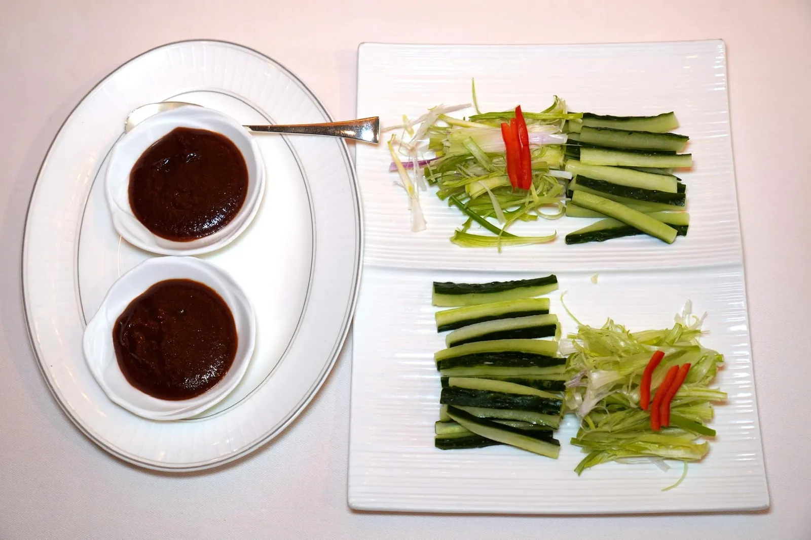 北京片皮烤鴨二食 (每日限量供應, 建議6小時前預訂) (1,280 HKD+) Roast Peking Duck with Two Courses (Limited order per day, 6 hours advance noticed recommended) ในส่วนของผักเคียงคือต้นหอมและแตงกวาสุดคลาสสิค ซอสฮอยซินรสชาติหวานนำแซมด้วยรสเค็มนิด ๆ เมื่อนำทุกองค์ประกอบมารวมกันแล้วพบว่าอร่อยมาก ๆ (18/20)