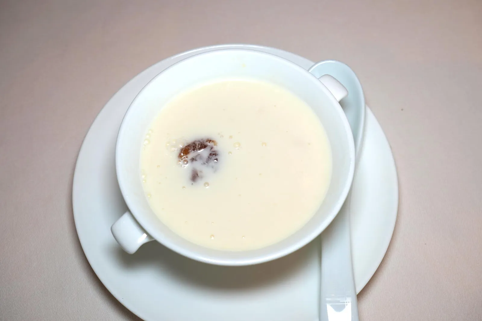 桃膠杳仁茶 (108 HKD+/Per Person) Sweetened Almond Cream with Peach Gum ห้ามพลาดครีมอัลมอนด์ที่เตรียมมาอย่างดี มีกลิ่นหอมเฉพาะตัว มีความมันที่พอเหมาะ เพิ่มมิติทางเนื้อสัมผัสด้วยลูกพีชเคี้ยวหนึบ (16/20)
