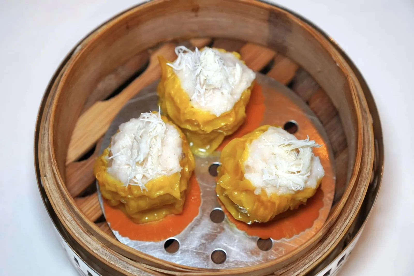 蟹肉蒸燒賣 (80 HKD+) Steamed Shrimp and Pork Dumplings with Crab Meat ขนมจีบที่ผสมผสานอัตราส่วนของเนื้อปูและเนื้อกุ้งออกมาได้อย่างพอเหมาะ ด้านบนท็อปด้วยเนื้อปูฉีกหอม ๆ ถือเป็นการผสมผสานเนื้อหมู กุ้ง และปูได้อย่างพอเหมาะ (17/20)