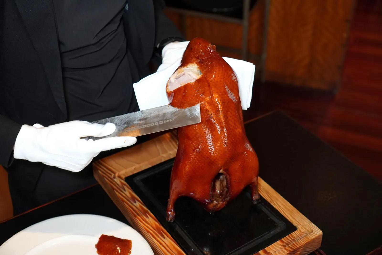 北京片皮烤鴨二食 (每日限量供應, 建議6小時前預訂) (1,280 HKD+) Roast Peking Duck with Two Courses (Limited order per day, 6 hours advance noticed recommended) จากนั้นพนักงานจะมาแล่และจัดเสิร์ฟให้เราที่ข้างโต๊ะ (18/20)