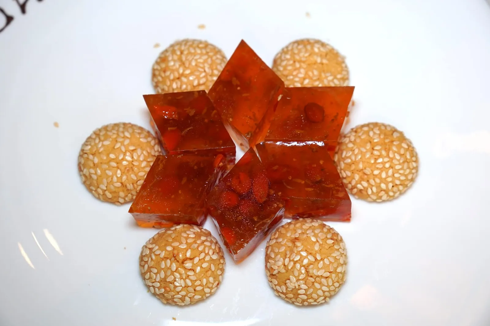 Mignardises ปิดท้ายมื้ออาหารด้วยเจลลี่เก๋ากี๊นุ่มหนึบ มีกลิ่นหอมกับขนมไข่หงษ์รสเลิศ