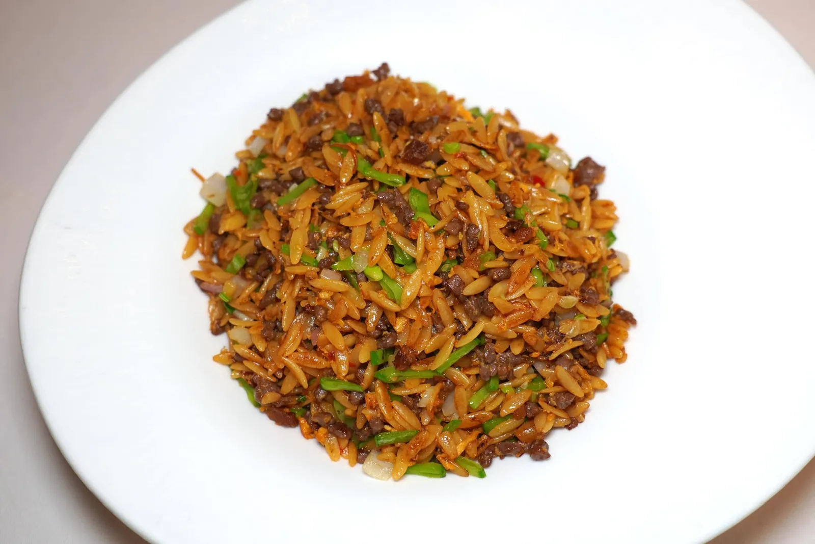 非同「飯」響 (360 HKD+) Fried Puntalette with Minced Beef in X.O. Chilli Sauce ปกติแล้วมื้ออาหารจีนกวางตุ้งมักปิดท้ายด้วยข้าวผัดแต่ในที่นี้เชฟ Chan Yan Tak ได้รังสรรค์เมนูใหม่โดยใช้ Puntalette หรือพาสต้าที่มีรูปร่างลักษณะคล้ายเมล็ดข้าวผัดกับเนื้อสับ ต้นหอม และซอส X.O. สูตรพิเศษของทางร้าน สิ่งที่ได้เพิ่มมาจากการใช้ Puntalette แทนเมล็ดข้าวธรรมดาก็คือความนุ่มละมุนของแป้งพาสต้า อย่างไรก็ตามสิ่งที่ขาดหายไปคือกลิ่นหอมที่ได้จากการผัดข้าวในกระทะหรือ Wok Hei นั่นเอง (16/20)