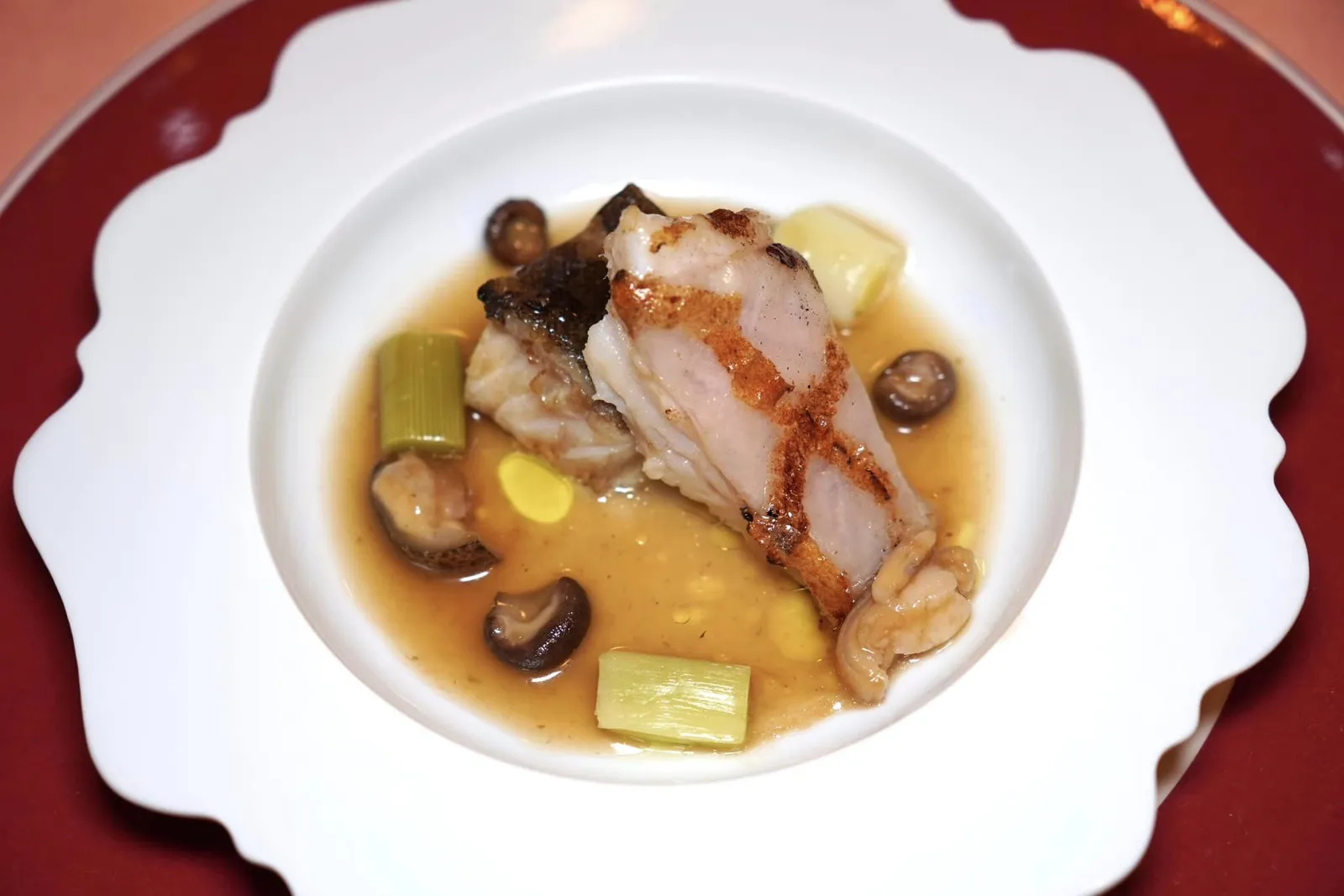 CHARCOAL-GRILLED WILD TURBOT WITH LEEK AND SHIITAKE CONSOMMÉ ปลาเทอร์บอทที่ทางร้านนำไปย่างถ่านจนสุกแล้วเสิร์ฟมา 2 ส่วนให้เนื้อสัมผัสที่ค่อนข้างเฟิร์มแต่ไม่กระด้าง รอย ๆ คือชิ้นเห็ดชิทาเกะนุ่มหนึบและผักกระเทียมต้นกรอบ ๆ นอกจากนี้ยังมีองค์ประกอบของซอสเห็ดชิทาเกะที่เทราดมารอบ ๆ จานอีกด้วย (15/20)