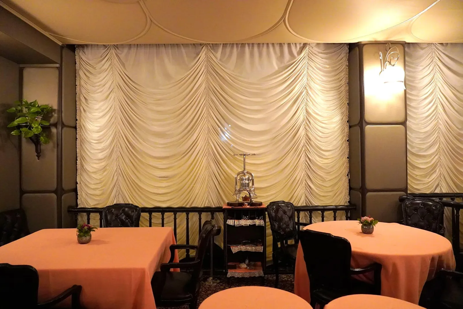 ถึงแม้ว่าห้องรับประทานอาหารหลักจะรองรับลูกค้าได้มากกว่า 50 คนแต่ทางร้านยังเผื่อห้องส่วนตัวที่สำหรับจัดเบี้ยงลูกค้าเพิ่มเติมได้อีก 50 คนเช่นกัน