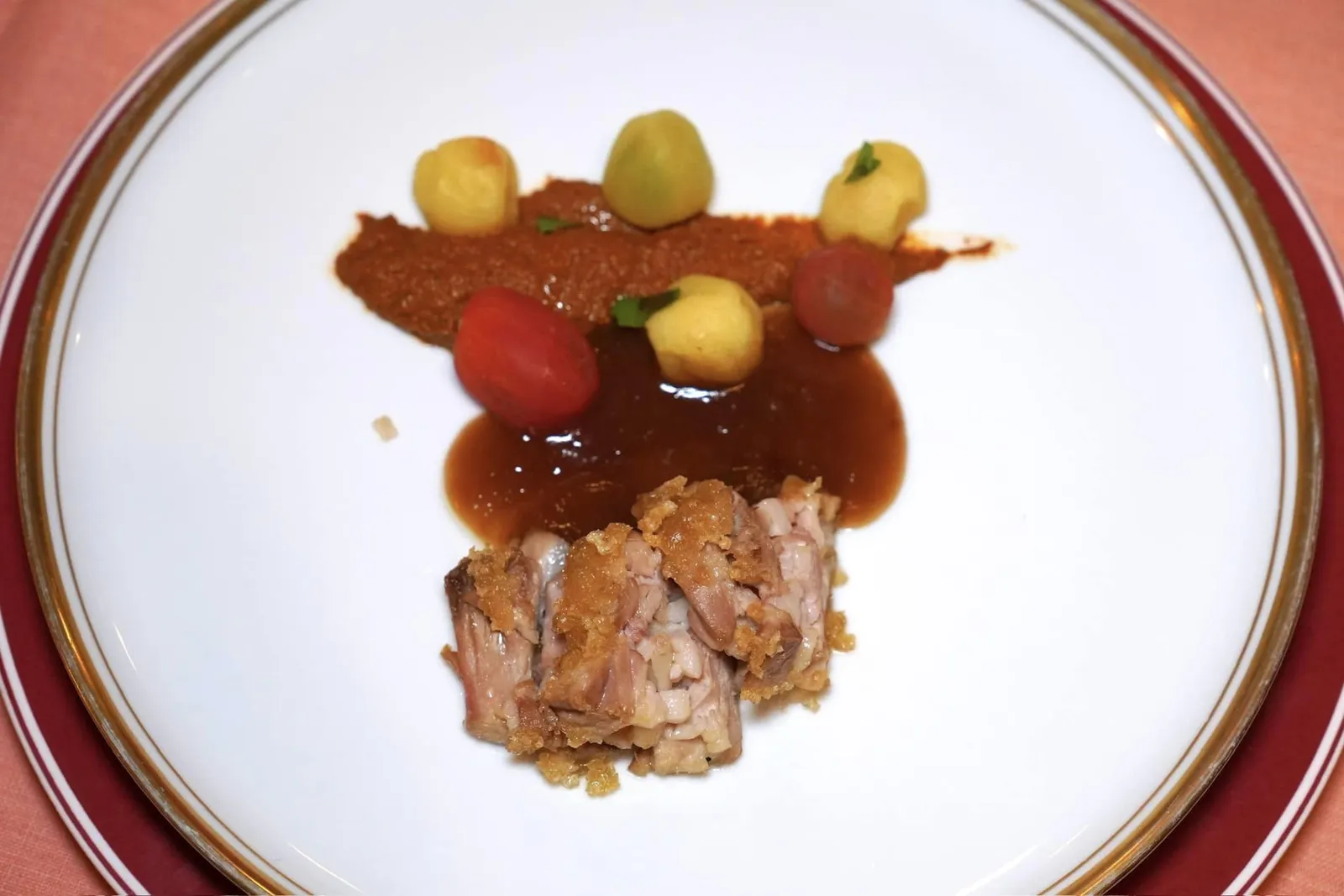 SUCKLING PIG (ROASTED AND BONED) WITH SICILIAN PESTO GNOCCHI (pine nuts, basil and tomatoes) Cochinillo หรือเนื้อลูกหมูที่ยังไม่หย่านมนำไปผ่านการย่างแล้วเลาะกระดูกออกจนหมด เชฟแนะนำให้รับประทานกับ Sicilian Pesto Gnocchi นุ่มหนึบ มันฝรั่งที่เตรียมมาอย่างดี นอกจากนี้ยังมีซอสรสเปรี้ยวหวานที่เตรียมมาจากมะเขือเทศ, เมล็ดสน และใบเบซิลอีกด้วย (15/20)