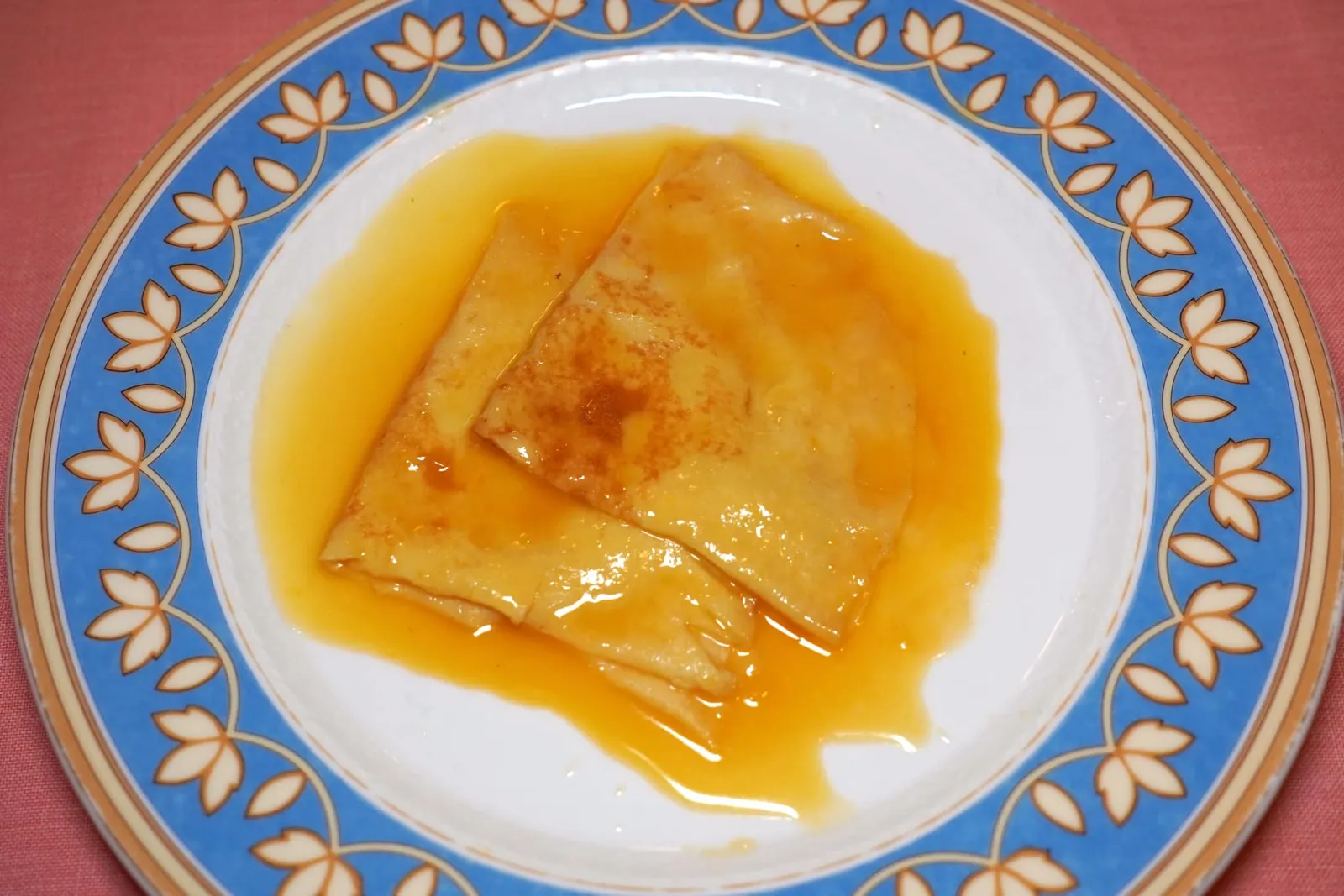 FLAMBÉED CRÊPES SUZETTE (10 min.) ปิดท้ายด้วย Crêpes Suzette ของหวานสุดคลาสสิคที่มีต้นกำเนิดมาจาก Café de Paris ในราชรัฐโมนาโกเมื่อผู้ช่วยบริกรนามว่า Henri Charpentier กำลังเตรียมของหวานเพื่อจัดเสิร์ฟให้กับเจ้าชายแห่งเวลส์ (ผู้ซึ่งต่อมาได้รับการราชาภิเษกเป็นสมเด็จพระเจ้าเอ็ดเวิร์ดที่ 7) แล้วเกิดอุบัติเหตุเมื่อขนมหวานจานนั้นเกิดติดไฟขึ้นมาพร้อมกับให้รสชาริที่อร่อยล้ำไม่เหมือนใคร เมื่อเจ้าชายทรงถามถึงชื่อของอาหารจานนี้นาย Henri Charpentier จึงตอบกลับไปว่า Crêpes Princesse แต่เจ้าชายได้ขอให้เปลี่ยนชื่อเป็น Crêpes Suzette เพื่อเป็นเกียรติแก่สาวชาวฝรั่งเศสที่นั่งร่วมโต๊ะเสวยอยู่ด้วยนั่นเอง เรื่องราวนี้ได้เขียนเอาไว้อย่างละเอียดในหนังสือ “Life à la Henri” นั่นเอง สำหรับที่ห้องอาหาร Via Veneto เชฟจะเตรียมแผ่นแป้งออกมาก่อน จากนั้นจึงนำมาเข้าสู่กระบวนการ Flambéed กับเหล้า Grand Marnier จนไฟลุกให้ลูกค้าชมกันที่ข้าง ๆ โต๊ะ แพนเค้กนุ่ม ๆ มีรสหวานเปรี้ยว และขมปลายของซอสส้มเข้มข้น อร่อยอย่าบอกใครเลยจริง ๆ (15/20)