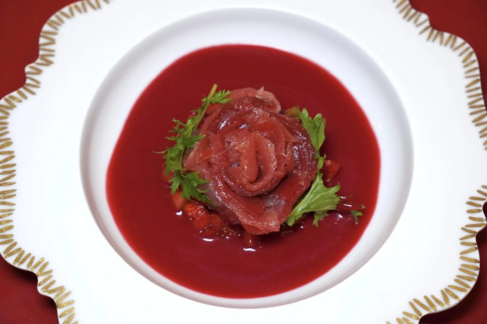 RED TUNA FROM L’AMETLLA DE MAR AND WILD SEABASS CARPACCIO (strawberries and beetroot from El Maresme) คอร์สนี้เชฟได้หยิบยกวัตถุดิบขึ้นชื่อของประเทศสเปนคือปลาทูน่าจากเมือง L'Ametlla de Mar ทางตอนใต้ของนคร Barcelona เชฟแล่มาเป็นชิ้นบาง ๆ แล้วเสิร์ฟดิบมาแบบ Carpaccio พร้อมกับวางซ้อนกันสลับกับเนื้อปลากระพงเป็นรูปดอกกุหลาบสวยงาม ด้านล่างรองด้วยสตรอว์เบอร์รี่สดจาก El Maresme ทางตอนเหนือของนคร Barcelona ฝานเป็นชิ้น ๆ ยังมีซอสบีทรูทสีแดงสดช่วยเสริมความสดชื่นและตัดความมันของเนื้อปลาได้อย่างลงตัว (16/20)