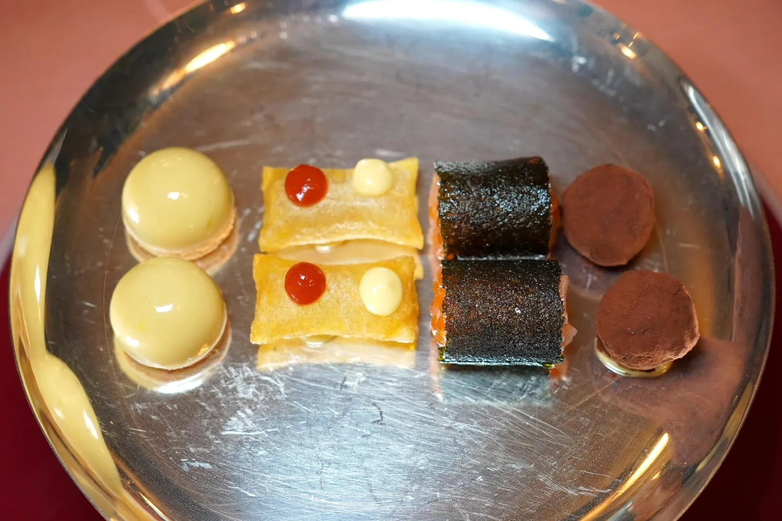Great Menu Appetizers เริ่มต้นมื้ออาหารด้วยของว่างเรียกน้ำย่อยเริ่มต้นจาก Olive ที่มีอโรมาหอม ๆ ของน้ำมันมะกอกแตะจมูก ต่อด้วย Patatas Bravas ที่เป็นมันฝรั่งทอดกรอบ เบา หอม ไม่อมน้ำมัน ชิ้นที่สามคือ Salmon Tartare ห่อด้วยแผ่นกรอบ ปิดหัวท้ายด้วยไข่ปลาแซลมอน ชิ้นสุดท้ายคือ Cacao with Foie ที่ผสมผสานรสชาติของช็อกโกแลตกับความครีมมี่ของฟัวกราส์ออกมาได้อย่างลงตัว (15/20)