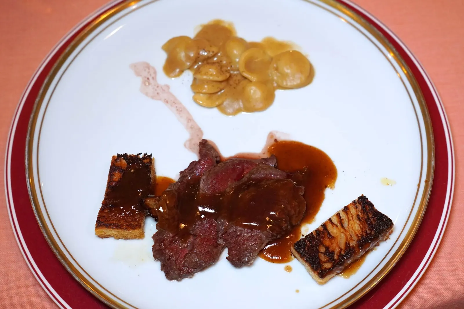 “TOURNEDO ROSSINI” (beef fillet “rubia gallega” with foie; our historical dish version) เราได้ขอให้เชฟเปลี่ยน Main Course อีกจานมาเป็นหนึ่งในเมนูประวัติศาสตร์ของห้องอาหาร Via Veneto นั่นก็คือ Rubia Gallega สุดยอดวัวสายพันธุ์พิเศษจากแคว้น Galicia ทางตะวันตกเฉียงเหนือของประเทศสเปน เชฟเสิร์ฟมาที่ความสุกระดับ Medium Rare ราดด้วยซอส Jus เข้มข้นขนาบข้างไปด้วยขนมปังย่าง สุดท้ายคือ Gnocchi ที่คลุกเคล้ามากับฟัวกราส์หอมละมุน ถึงจะเป็นเมนูที่ราวกับหลุดมาจากห้องอาหารระดับสูงในยุคโบราณแต่ปฏิเสธไม่ได้เลยว่ารสชาตินั้นอร่อยมากจริง ๆ (17/20)