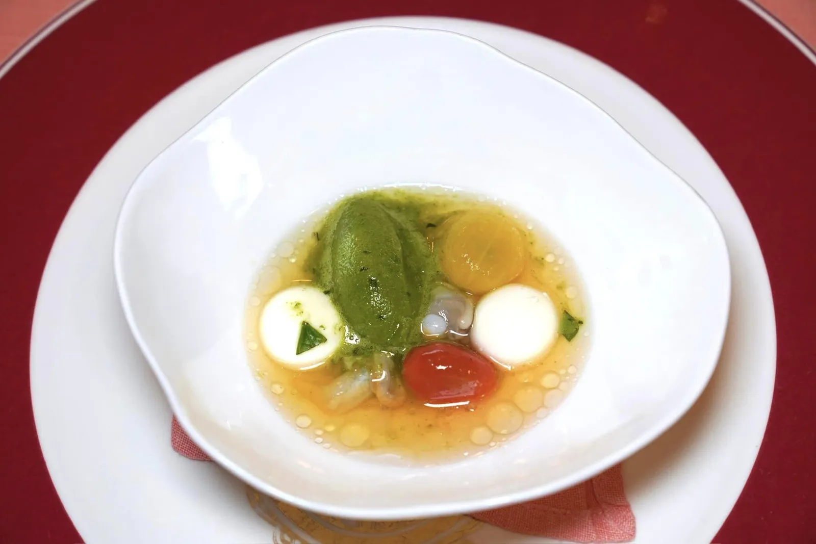 Great Menu Appetizers จากนั้นเป็นคิวของ Caprese Salad ที่ทางร้านนำเสนอมาในรูปแบบใหม่ไม่ซ้ำใครตั้งแต่การนำใบเบซอลมาทำเป็นซอร์เบท์ช่วยเรียกความสดชื่น ยังมีมะเขือเทศให้ความฉ่ำ เปรี้ยว และอุมามิ หอยลายให้ความนุ่มหนึบ สุดท้ายคือ “Mini” Homemade Burrata Cheese ที่ขึ้นรูปจากกระบวนการ Spherification และพร้อมจะแตกระเบิดออกในปากขณะเคี้ยวนั่นเอง (17/20)