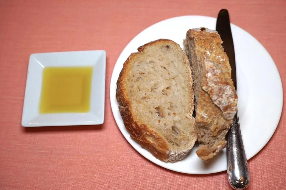 BREAD AND OLIVE OIL ขนมปังสามารถขอเติมได้เรื่อย ๆ