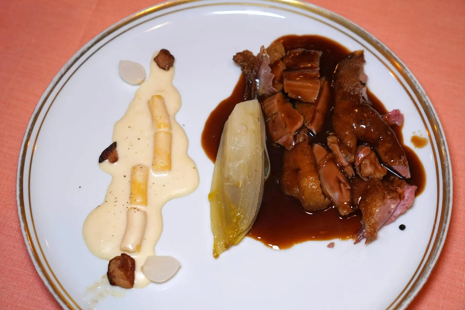 ROASTED DUCK IN ITS OWN JUICE “A LA PRESSE” (pressed) (min. 2 pers.) (45 € p.p.; 90 €/2 p.p.) (Our greatest classic since 1967) จานนั้นจึงจัดนำมาลงจาน เนื้อเป็ดนุ่ม หอม เคี้ยวง่ายเข้ากันกับซอสทีแสนเข้มข้น ห้ามพลาดจับคู่กับไวน์แดงดี ๆ สักแก้วบอกเลยว่าอร่อยแบบหาใครเทียบเคียงได้ยาก (17/20)