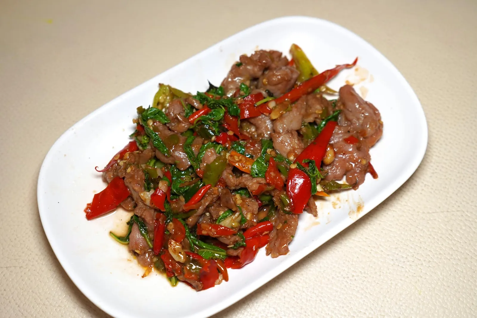 ผัดกระเพราเนื้อโคขุน (สันใน) (150) นอกจากอาหารป่าทางร้านยังมีผัดกระเพราแบบบ้าน ๆ โดยเราขอแนะนำเนื้อโคขุนของไทยโดยเฉพาะส่วนสันในที่มีราคาแพงกว่าเบ็กน้อยแต่ก็แลกมาด้วยเนื้อที่นุ่ม เคี้ยวง่าย ไม่ติดมันมากจนเกินไป ผัดกระเพราขลุกขลิก หอม อร่อยอย่าบอกใคร (14/20)