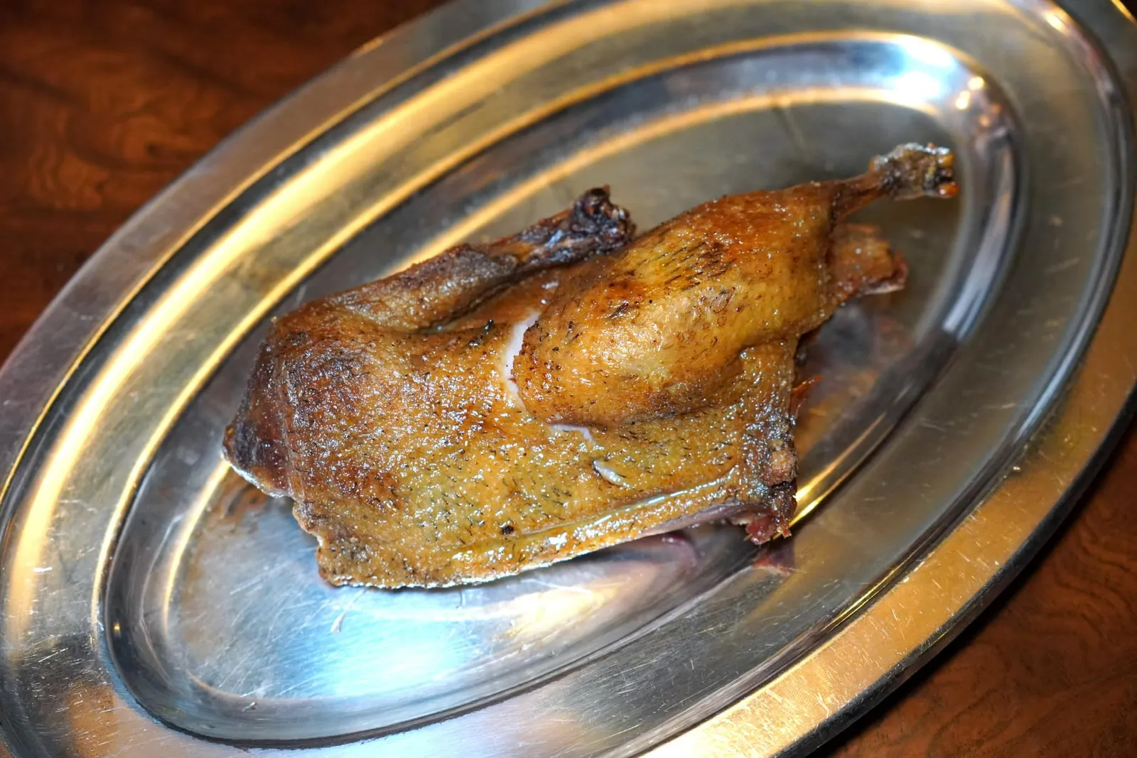 ROASTED DUCK IN ITS OWN JUICE “A LA PRESSE” (pressed) (min. 2 pers.) (45 € p.p.; 90 €/2 p.p.) (Our greatest classic since 1967) ห้ามพลาดสุดยอดเมนูที่จัดเสิร์ฟเคียงคู่กับห้องอาหาร Via Veneto มาตั้งแต่ปี 1967 และไม่เคยถูกถอดออกจากรายการเมนูมาจนถึงปัจจุบันนั่นก็คือเป็ดย่างที่พนักงานจะมาจบการเตรียมซอสให้ลูกค้าชมกันที่ข้างโต๊ะ (17/20)