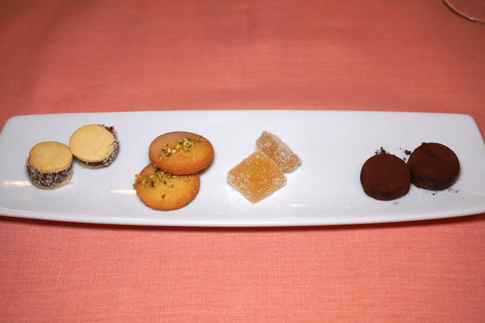 Petit Four ยังมี Petit Four ทั้ง 4 อย่างคือ Chocolate Truffle, Lime Jelly, Pistachio Biscuit และ Alfajores ซึ่งเป็นขนมหวานจากประเทศ Argentina มีกลิ่นหอมของมะพร้าวเด่นชัด