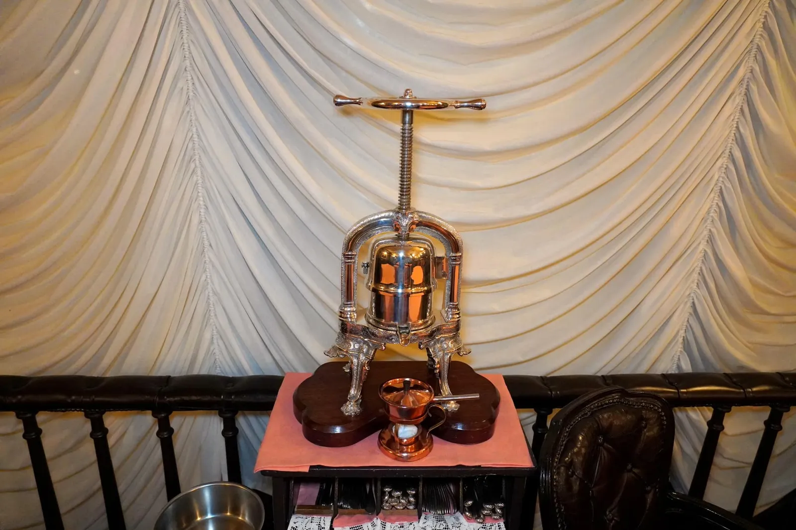 บางมุมของร้านยังมีเครื่องมือสำหรับเตรียมเมนูประวัติศาสตร์อย่าง Roasted Duck In Its Own Juice “A La Presse” ซึ่งเราก็ไม่พลาดที่จะสั่งมาลองชิมกันในวันนี้ด้วยเช่นกัน