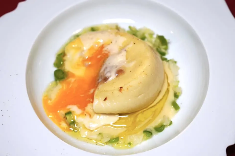 COULANT OF WHITE ASPARAGUS FROM NAVARRA WITH CARBONARA AND EGG YOLK เมื่อใช้มีดผ่าออกจะพบกับไข่แดง ส่วนของเนื้อหมู และซอสคาร์โบนาร่าที่ไหลเยิ้มออกมาเป็นลาวา เมื่อรับประทานทุกองค์ประกอบจะพบกับมิติความหลากหลายทางเนื้อสัมผัส อย่างไรก็ตามเราคาดหวังให้ซอสคาร์โบนาร่ามีรสชาติโดดเด่นกว่านี้อีกสักนิดจะลงตัวขึ้นมาก ๆ (15/20)