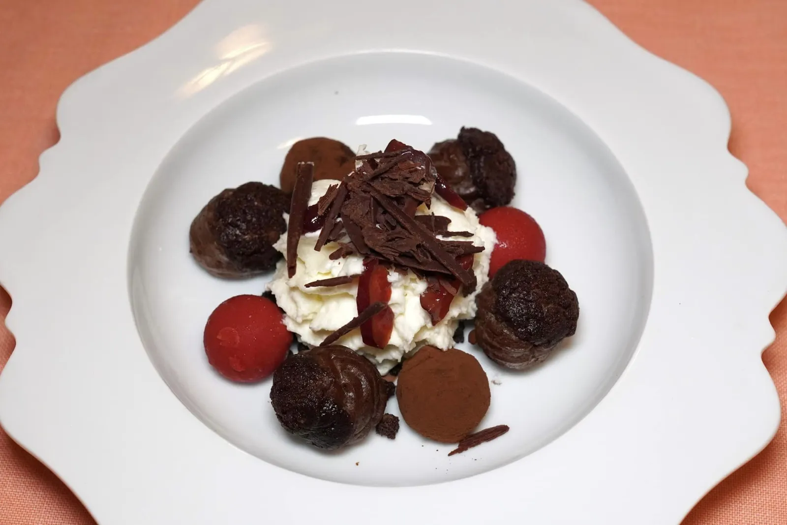 CHERRIES WITH SWEET CHOCOLATE & CHERRY, CREAM PUFFS AND KIRSCH MOUSSE (an evocation of the Black Forest cake with cherries from Sant Climent de Lobregat) สำหรับของหวานทางร้านได้หยิบยกเมนูที่เราคุ้นเคยกันดีอย่างเค้ก Black Forest นำเสนอมาในรูปแบบใหม่ องค์ประกอบแรกคือมูสของเหล้า Kirsch จับคู่กับครีมพัฟหอมมัน นอกจากนี้ยังมีความขมและหวานของช็อกโกแลต ข้าง ๆ กันคือช็อกโกแลตนุ่มฉ่ำจาก Sant Climent de Lobregat ห่างออกไปไม่ไกลทางทิศตะวันตกของนคร Barcelona นั่นเอง (16/20)