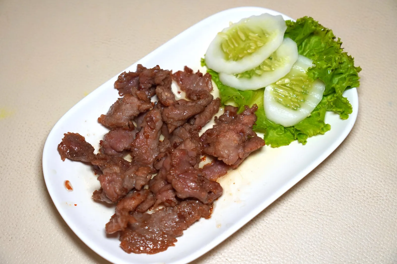 กวางทอดน้ำปลา (150) มาร้านอาหารป่าห้ามพลาดเนื้อกวางที่ทอดกับน้ำปลาด้วยไฟแรงจนงวด เนื้อกวางไทยมีความนุ่ม เคี้ยวง่าย ไร้ซึ่งกลิ่นสาบ จับคู่กับซอสน้ำปลารสชาติเค็มกลมกล่อม อร่อยไม่เหมือนใคร (14/20)