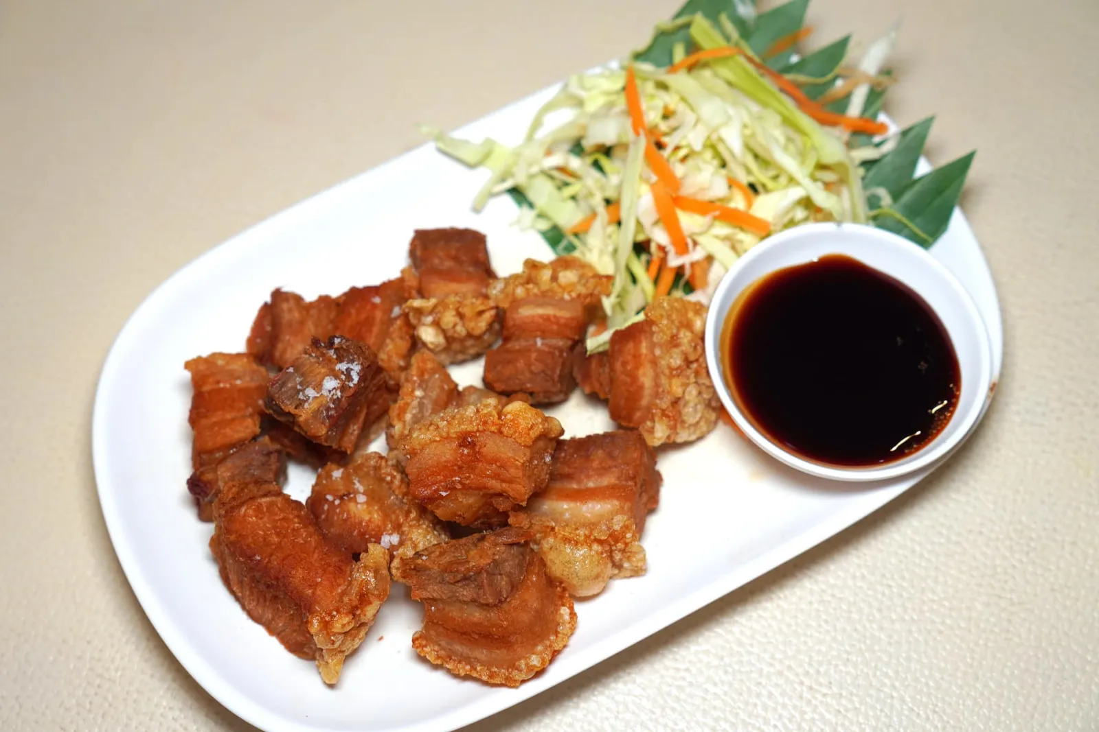 หมูกรอบคั่วเกลือ (120) หมูกรอบเนื้อนุ่ม ไม่กระด้าง ส่วนหนังกรอบ ไม่อมน้ำมัน คั่วมากับเกลือให้รสชาติเค็มพอประมาณ อย่าลืมจิ้มน้ำจิ้มซีอิ๊วดำรสชาติเข้มข้นเข้ากันดีเป็นที่สุด (14/20)