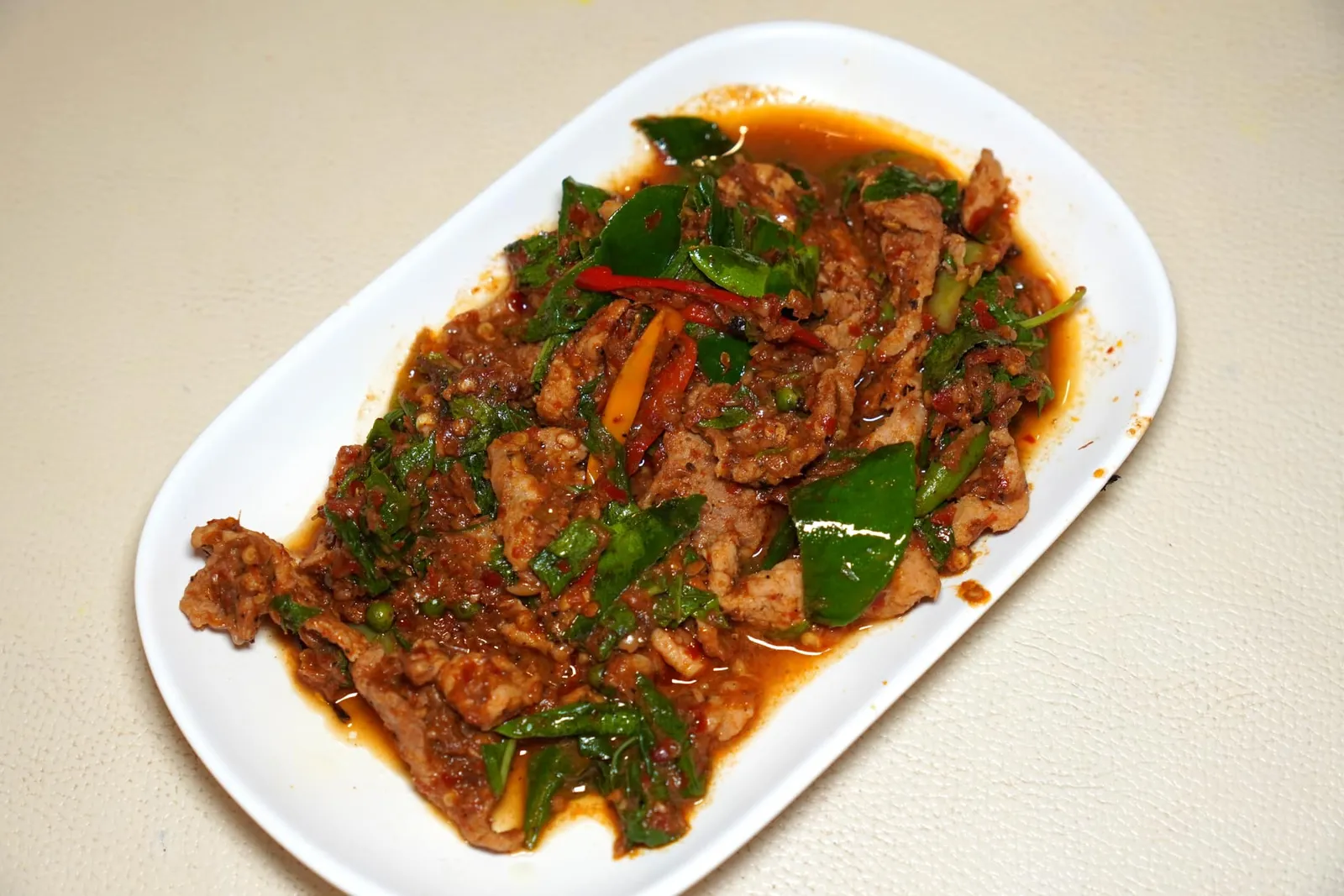 หมูผัดใบยี่หร่า (100) เนื้อหมูผัดกับใบยี่หร่าจนหอมกรุ่น น้ำซอสขลุกขลิกแต่ให้ราชาติเข้มข้น อร่อยจัดจ้านในแบบที่ควรจะเป็น (14/20)