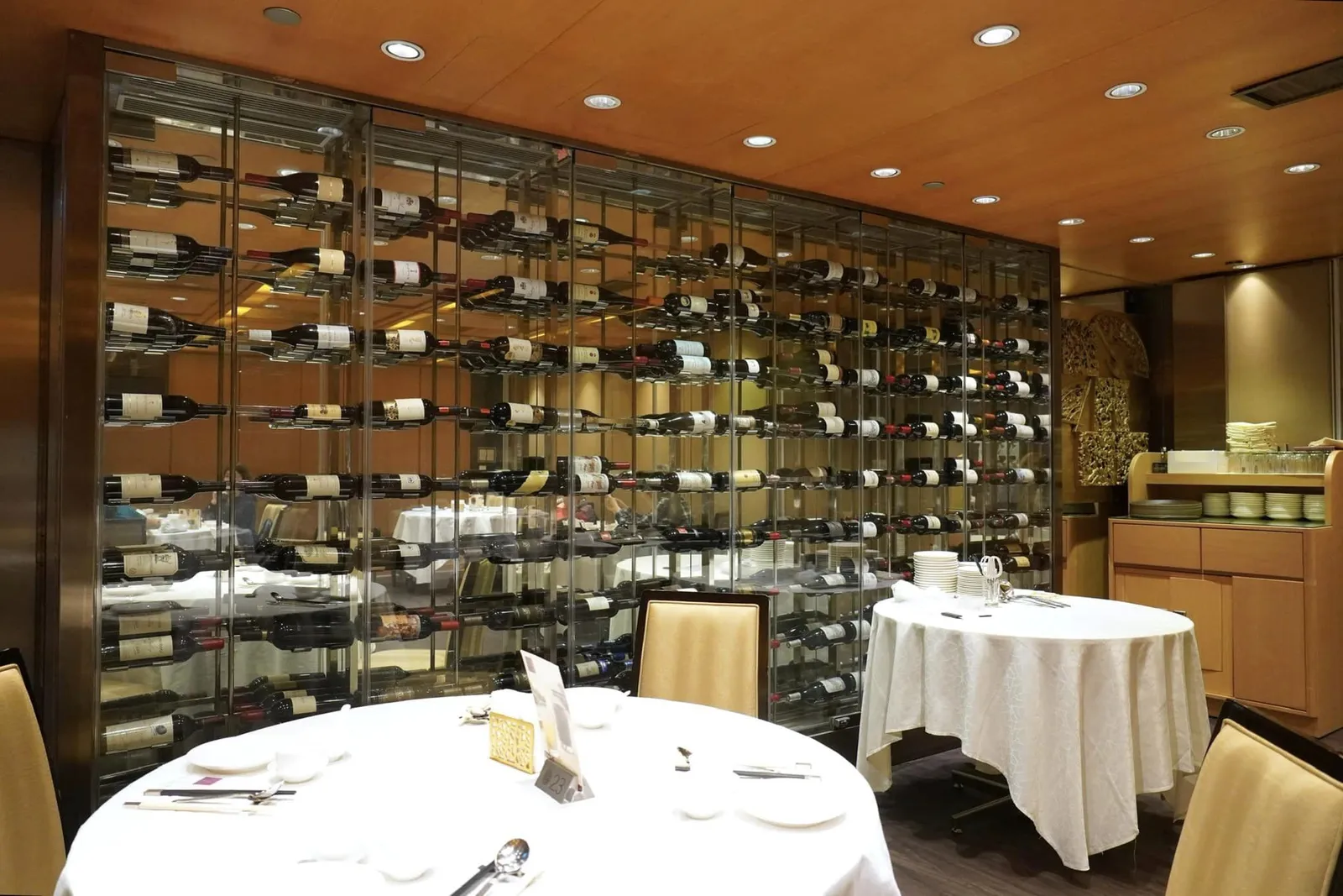 สำหรับร้านสาขาเรือธงปัจจุบันตั้งอยู่ในย่านหว่านไจ๋ (Wan Chai) เปิดทำการเป็นครั้งแรกในปี 1972 ก่อนที่จะขยับขยายสาขาเกาลูน (Kowloon) เพิ่มเติมขึ้นมาในปี 1977 บนถนน Tsim Sha Tsui