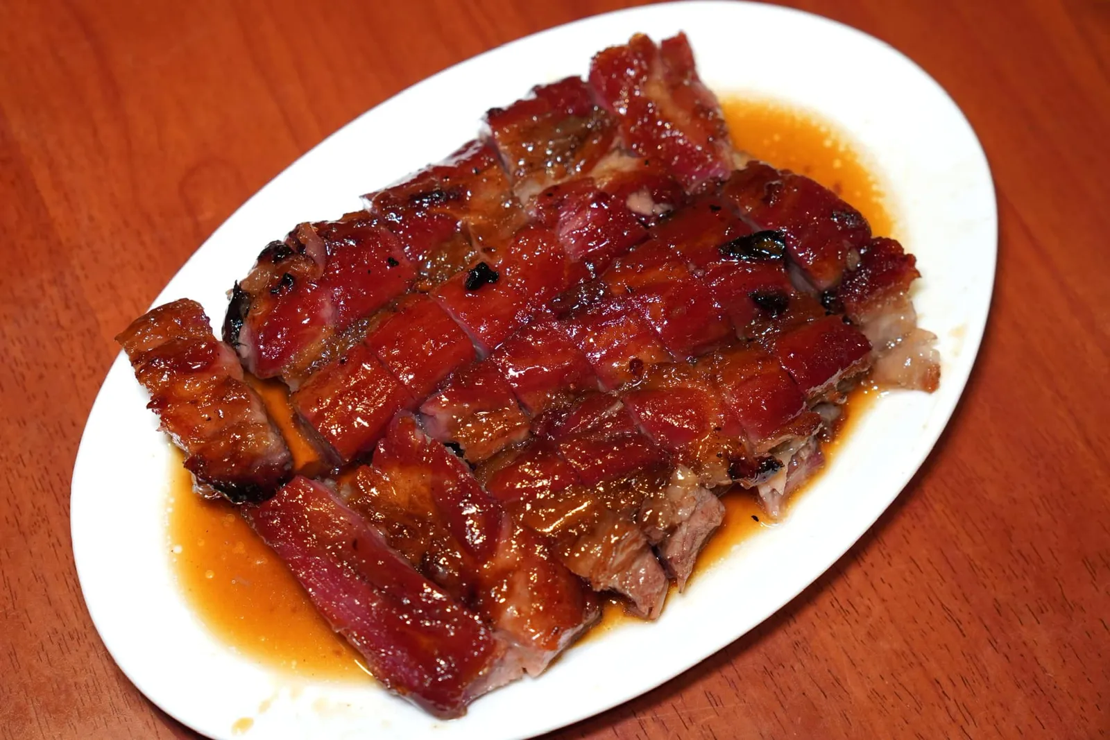 蜜汁叉燒 (420 HKD+) Char-grilled pork ‘char siu’ ห้ามพลาดสุดยอดเมนูบาบีคิวอย่างหมูแดงที่ย่างมาสุกพอดี เนื้อนุ่ม ฉ่ำ หอม มีรสหวานอันกลมกล่อมจากน้ำผึ้ง มีชั้นไขมันเยอะทำให้เนื้อนุ่มเคี้ยวง่าย และด้วยขนาดจานยอกเลยว่าแย่งกันชิมได้ 4-6 คนได้อย่างสบาย ๆ (15/20)
