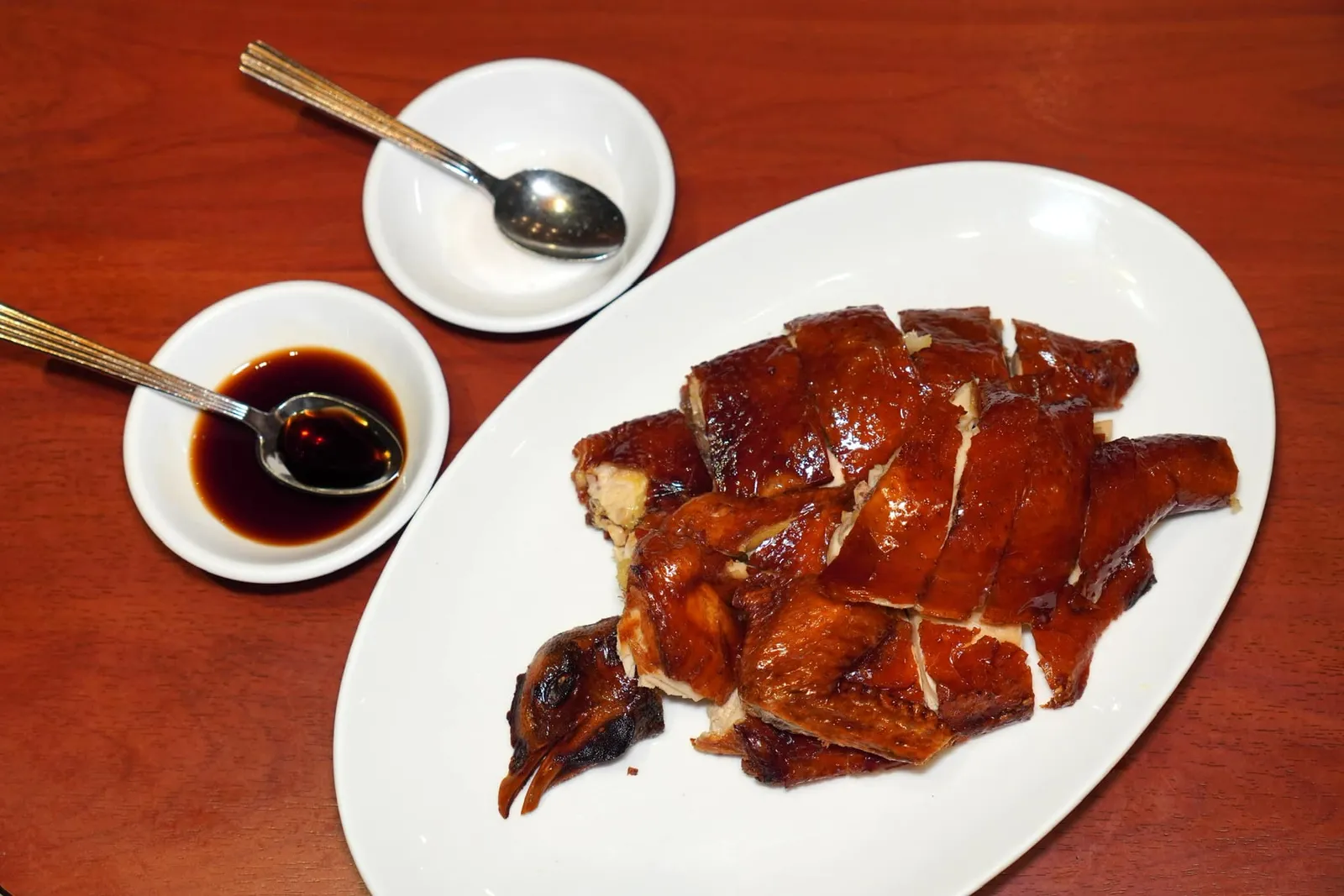 常紅炸子雞 (半隻) (400 HKD+) Fook Lam Moon's famous crispy chicken (half) Signature Dish ที่สร้างชื่อเสียงให้กับห้องอาหาร Fook Lam Moon คือไก่หนังกรอบที่เชฟเริ่มต้นด้วยการคัดเลือก Longgang Chicken หรือไก่สายพันธุ์ท้องถิ่นที่เลี้ยงโดยปราศจากการใช้ฮอร์โมนเร่งโต จากนั้นเตรียมโดยการแขวนแล้วเทราดน้ำร้อนเพื่อสะดุ้งส่วนผิวหนัง ก่อนเสิร์ฟค่อยนำลงทอดในน้ำมันร้อนจัดจนได้หนังที่บาง กรอบ และหอมสมชื่อ (17/20)