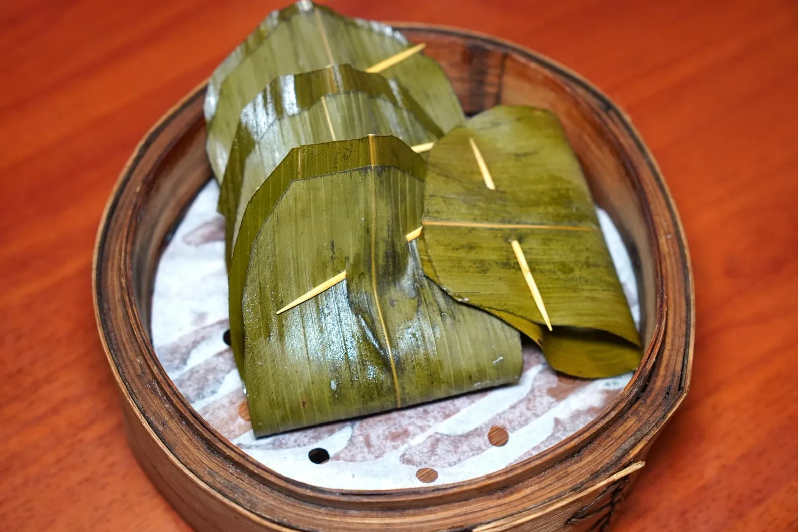 豆沙蘋羮角 (20 HKD+/pc) Steamed glutinious red bean paste dumplings เราขอปักหมุดเมนูลับที่ไม่มีในรายการเมนูปกติอย่างขนมใส่ไส้สูตรต้นตำรับห่อและนึ่งจนได้กลิ่นหอม เชฟเตรียมแป้งด้านนอกกันสด ๆ ใหม่ ๆ ในทุก ๆ วันเพื่อให้มีเนื้อสัมผัสนุ่มและหนึบลงตัวไร้ที่ติ (16/20)